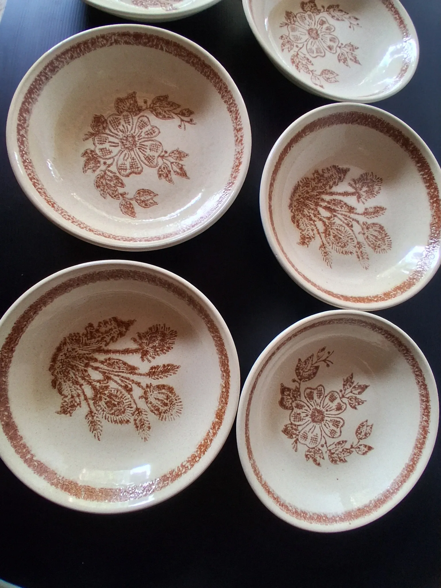 6 beige ceramic deep plates in very good condition.
