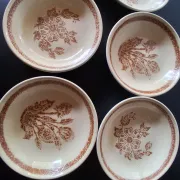 6 beige ceramic deep plates in very good condition.