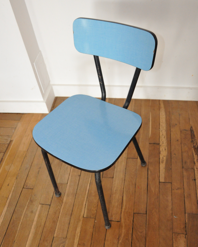 Chaise en formica bleue
