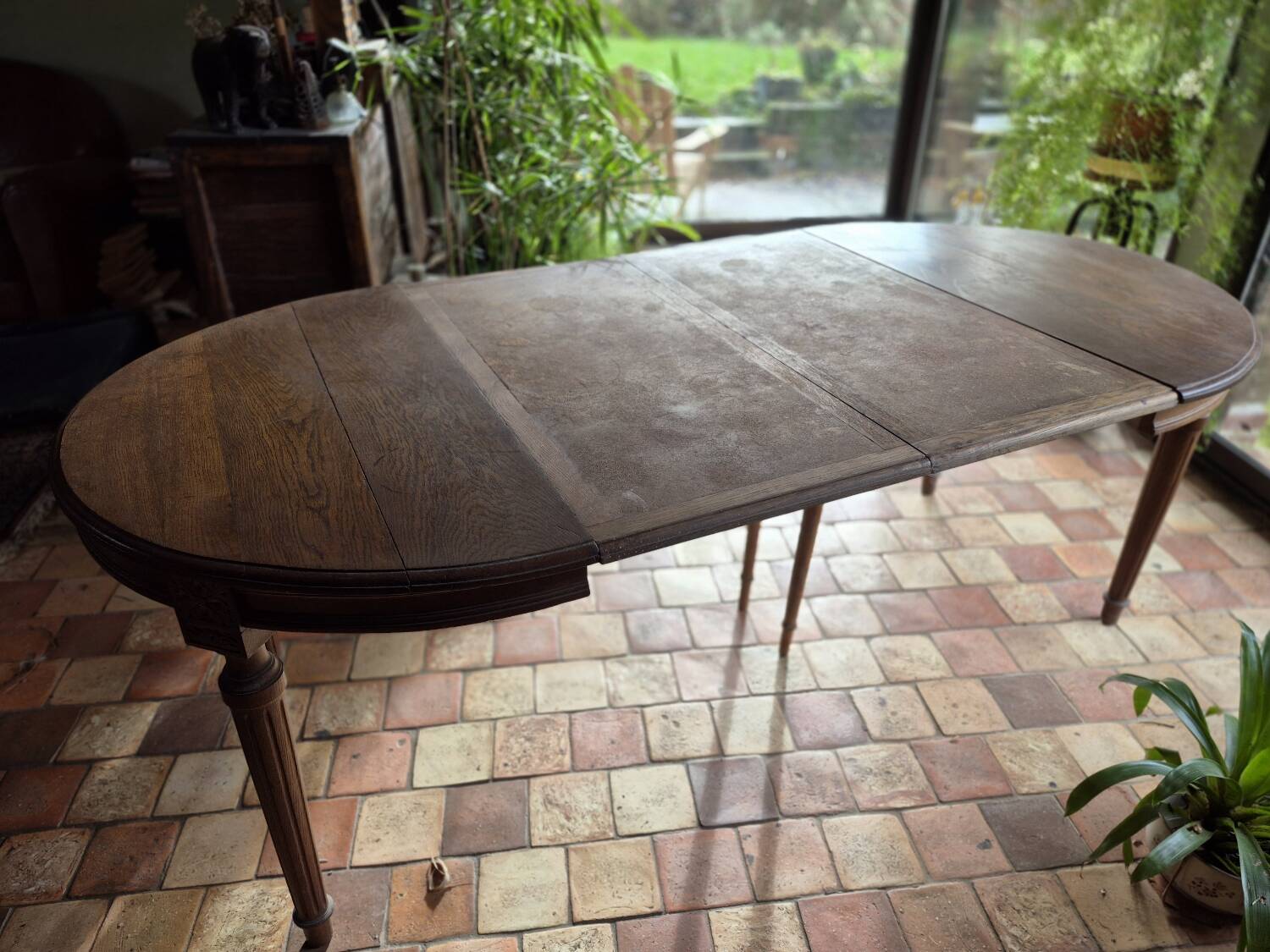 Extendable oval table