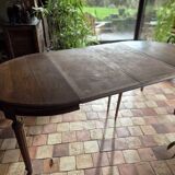Extendable oval table