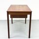 Petit bureau en teck avec trois tiroirs de Domino Møbler, années 1970.