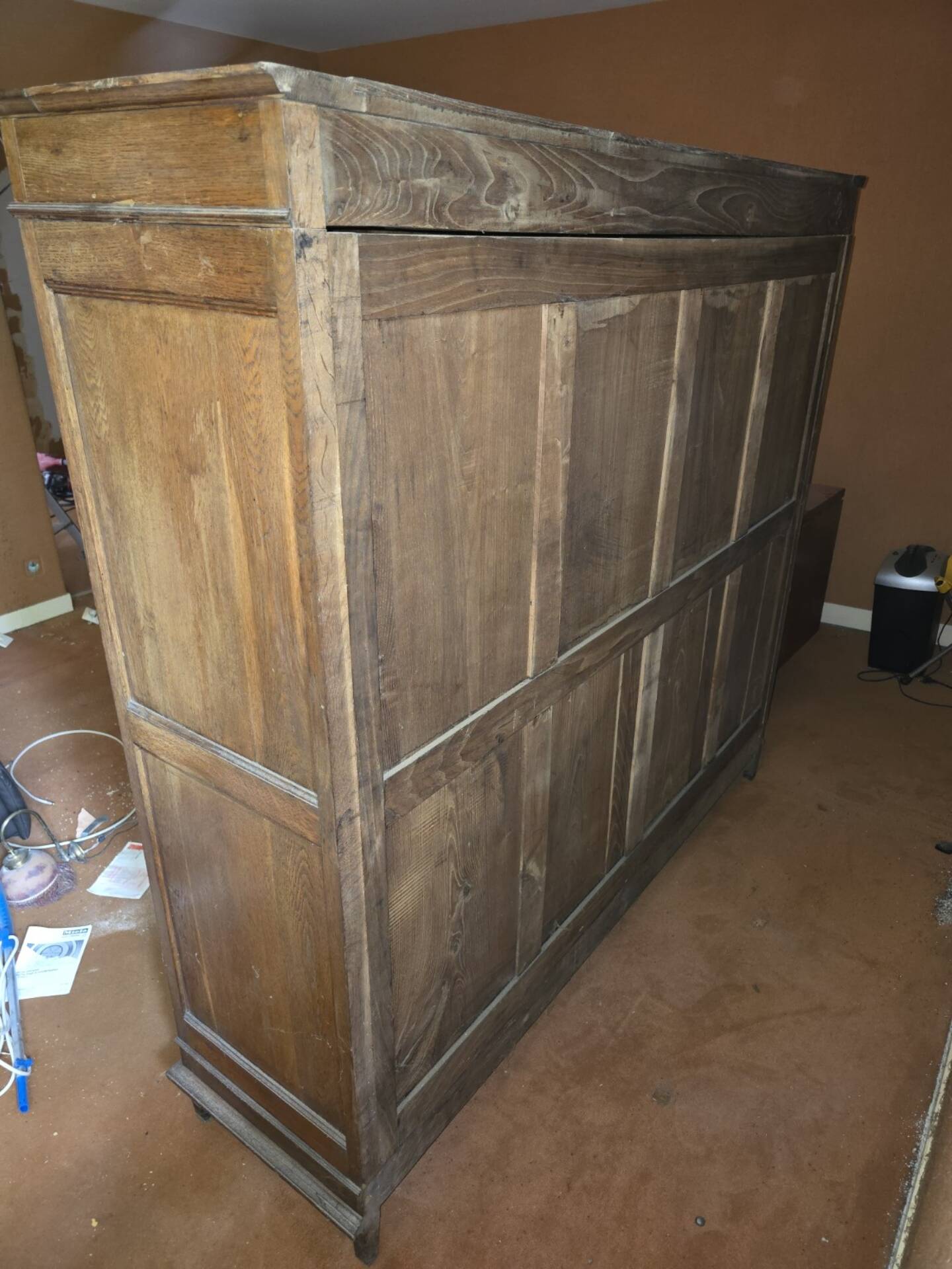 Antique display cabinet in Louis XVI style