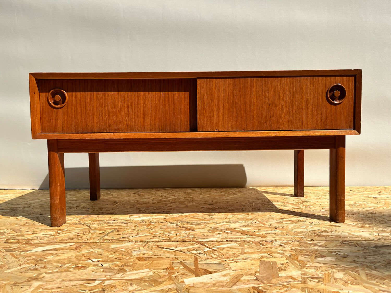 Commode basse à deux portes coulissantes