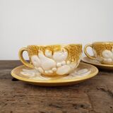 Paire de tasses en barbotine