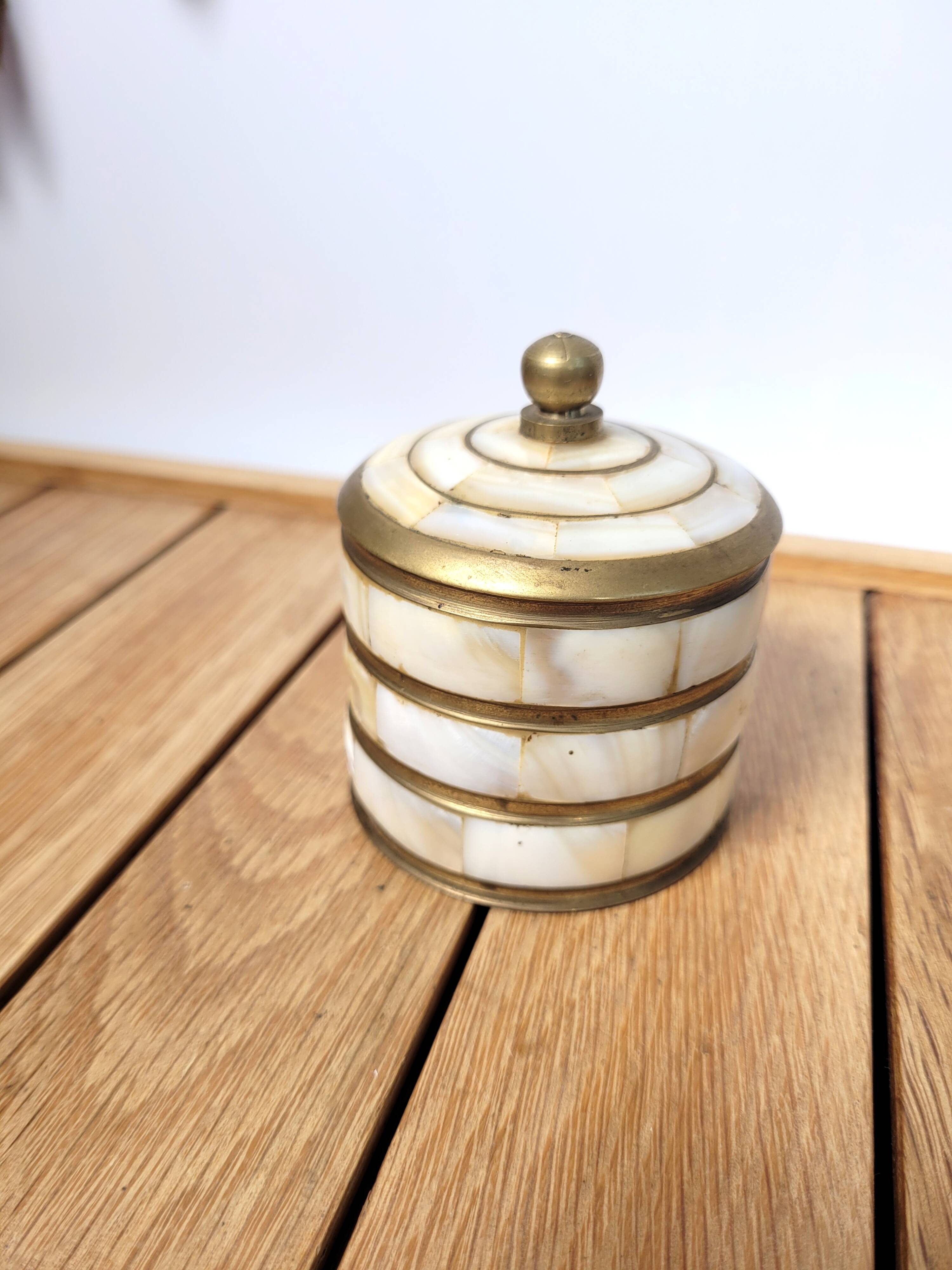 Small round box in mother-of-pearl and brass