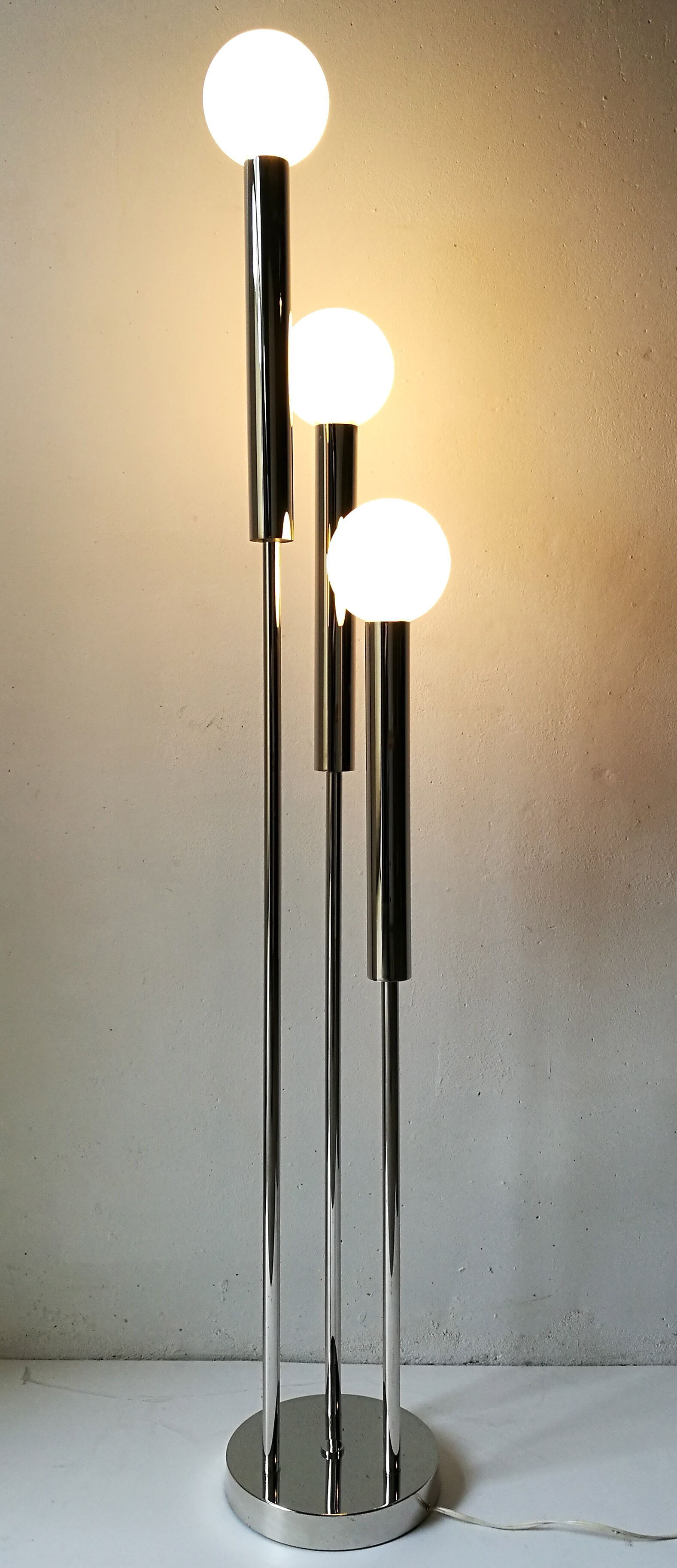 Lampadaire années 70 chromé 3 boules opalines blanche