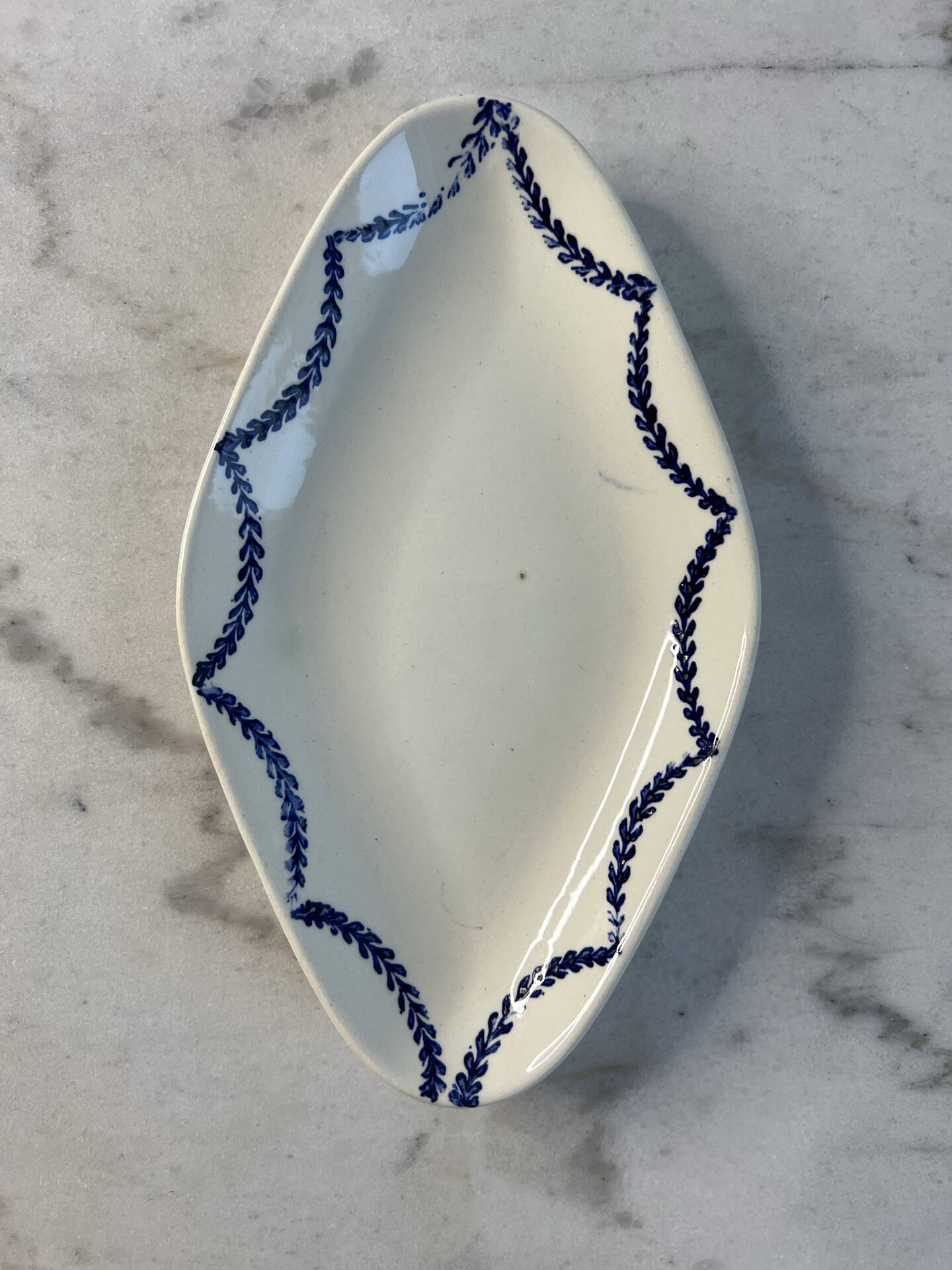 Ravier en terre de fer décor bleues 24cm
