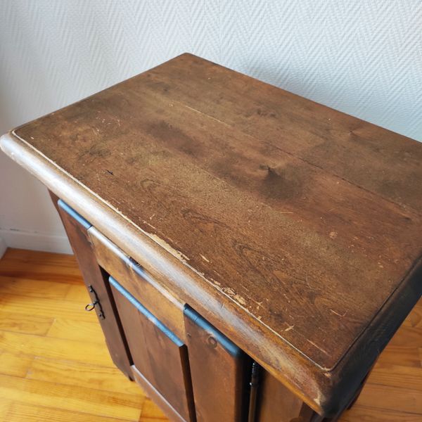 Buffet confiturier brutaliste en bois massif