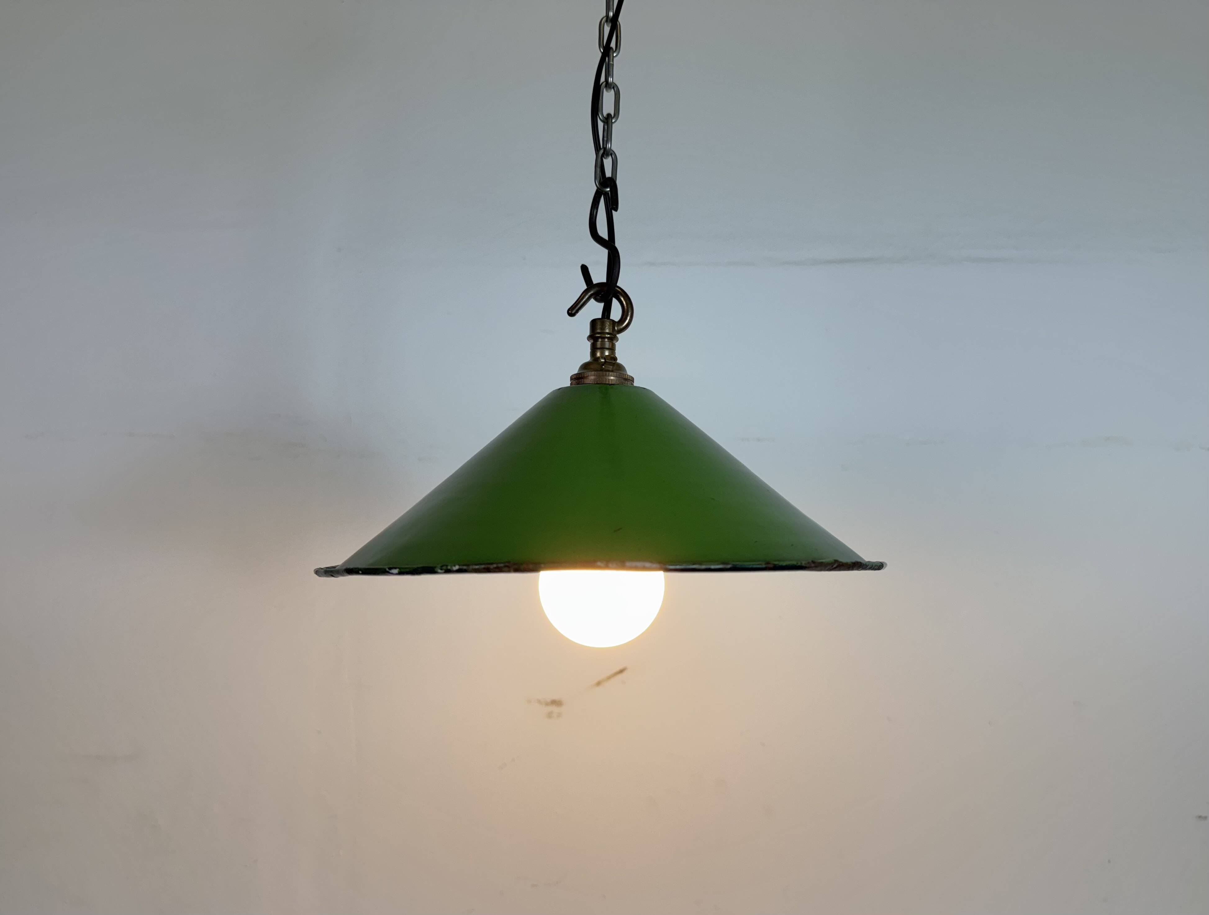 Suspension industrielle britannique en émail vert, années 1950
