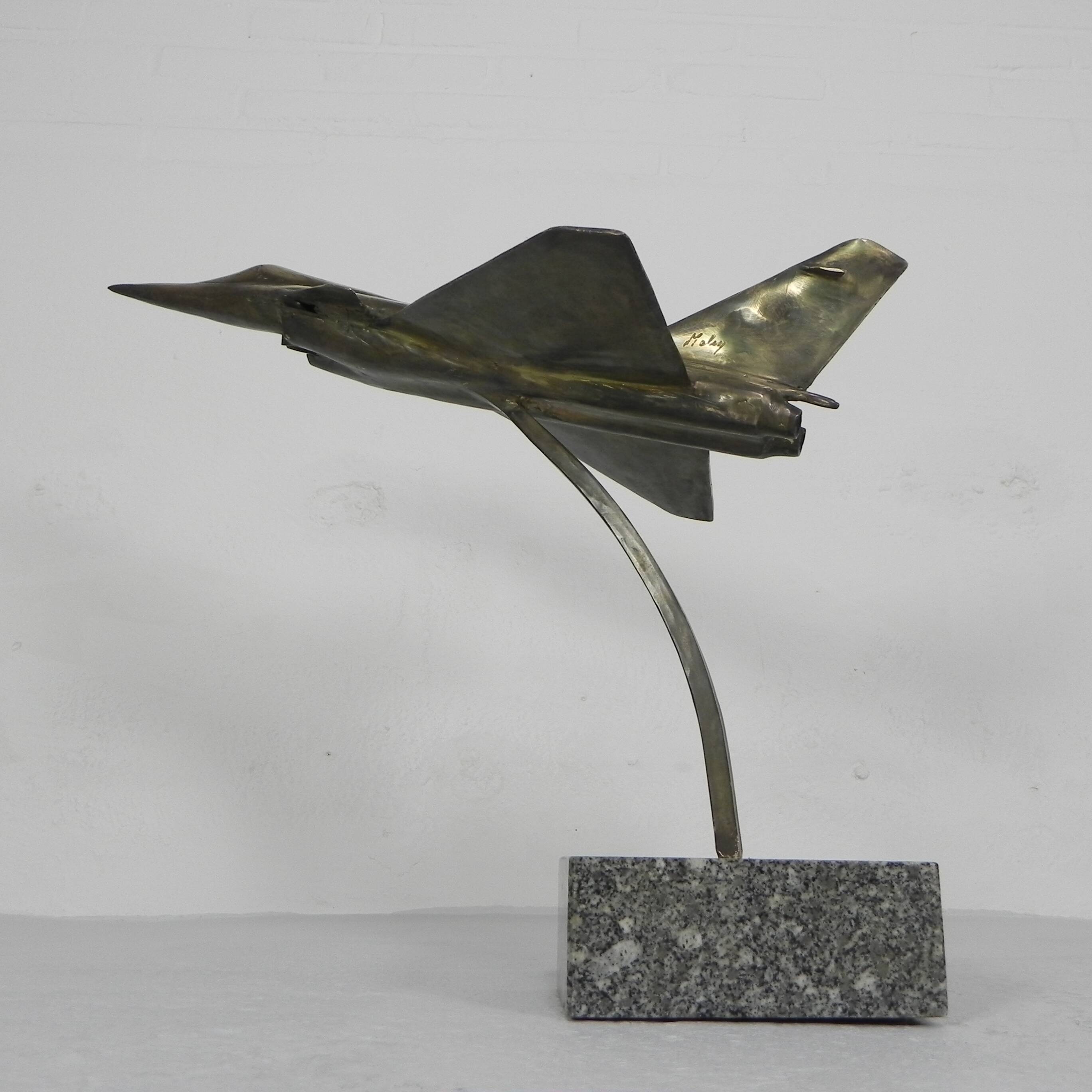 Sculpture en laiton d'un avion de chasse par François Melin