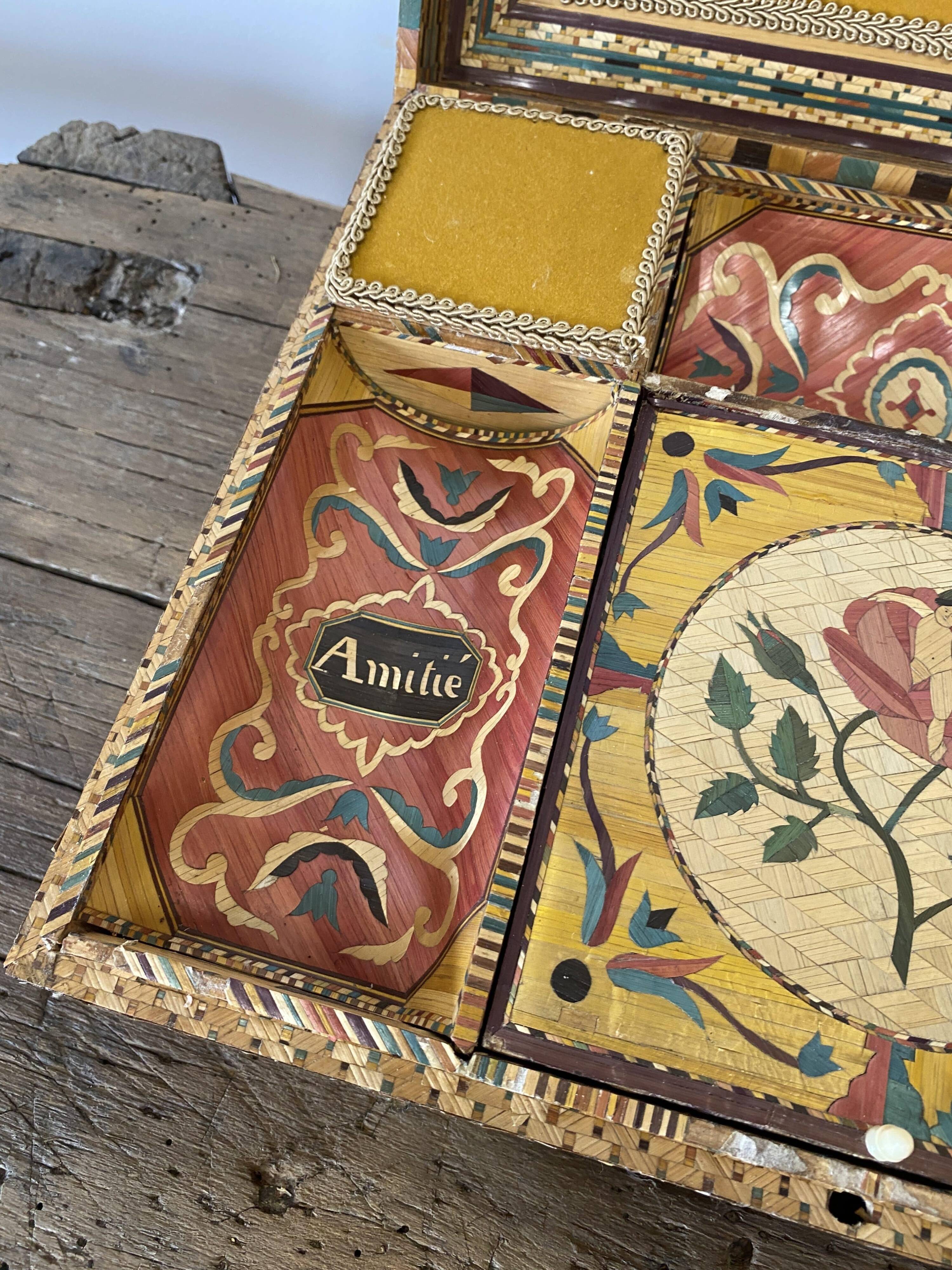 Jewellery box, secrets, straw marquetry and oriental patterns.