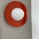 Applique murale ronde rouge en métal et verre opalin de style Stilnovo, 20 cm, Italie, années 1960