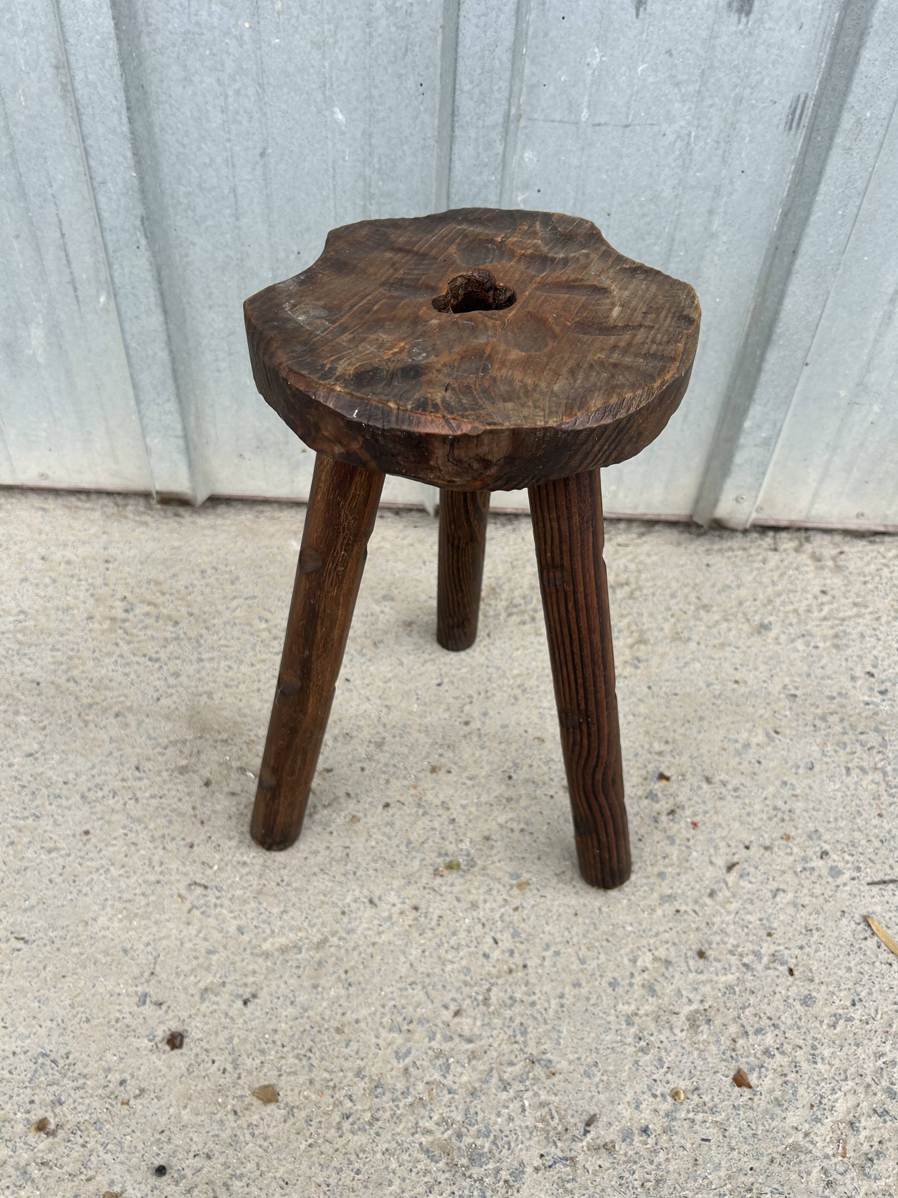 Tabouret tripode ancien