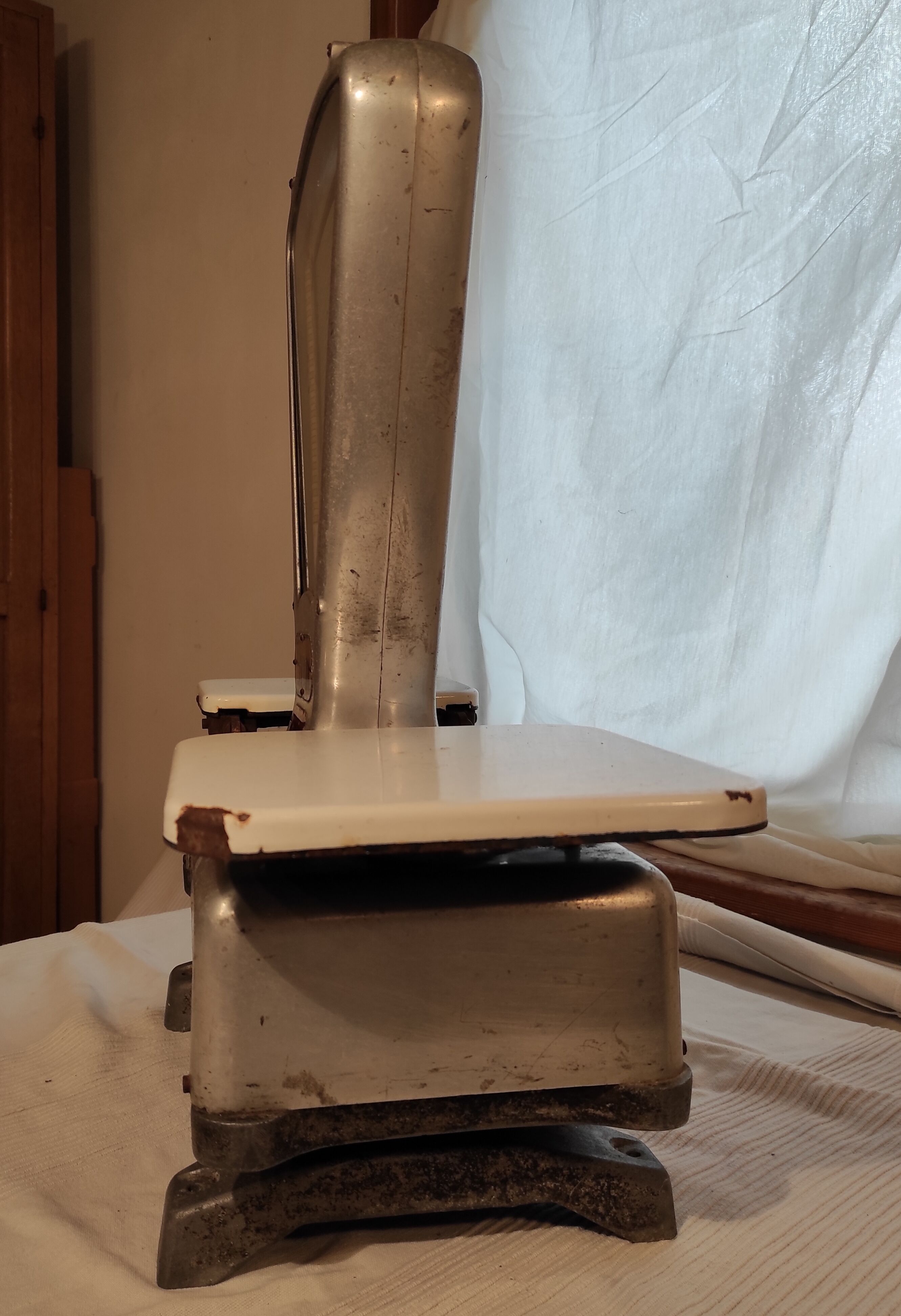 Old scale 1960 in aluminum