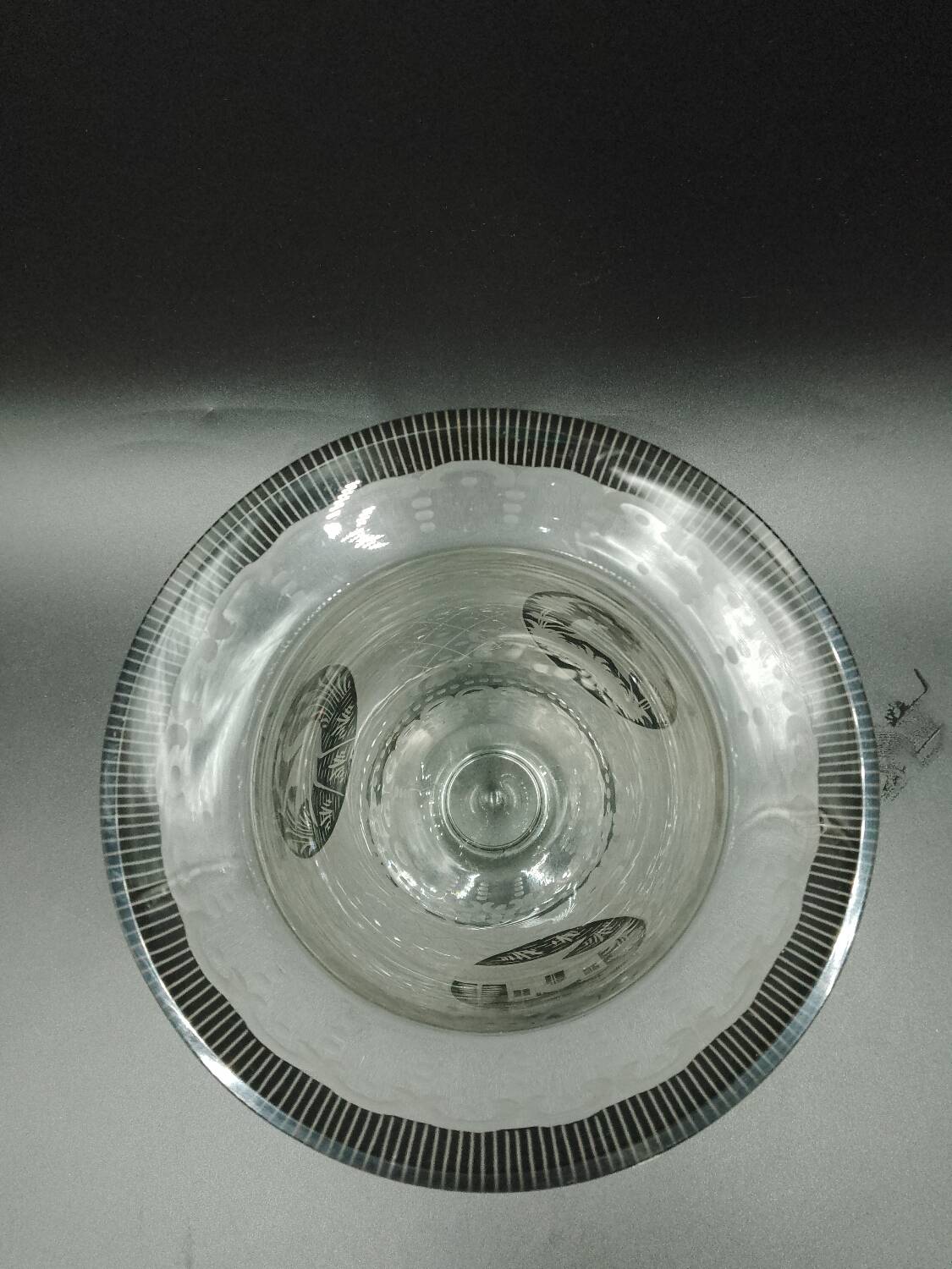 Early 20th century Bohemian vase in engraved crystal with castle and deer motifs