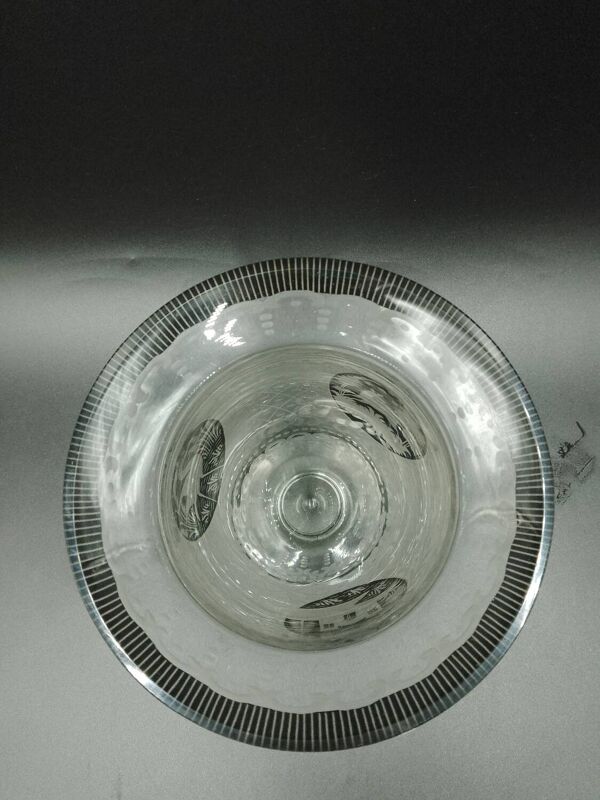 Vase de Bohême début XXème en cristal gravé avec motifs de château cerf oiseau