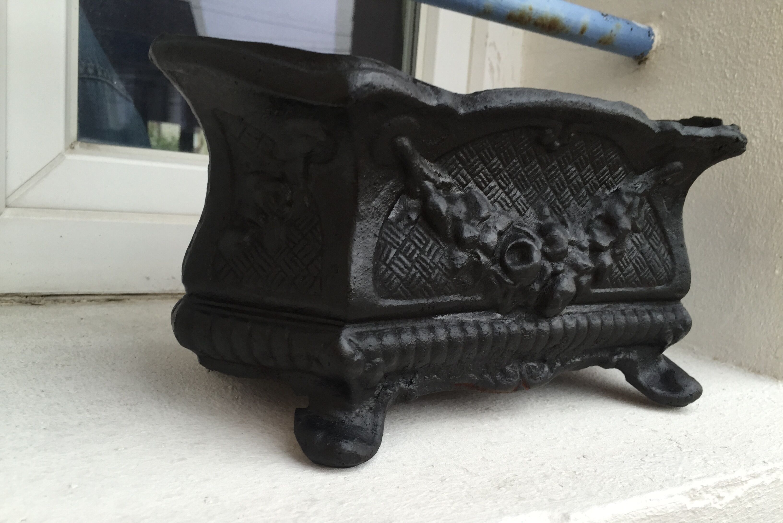 Small planter old cast-iron