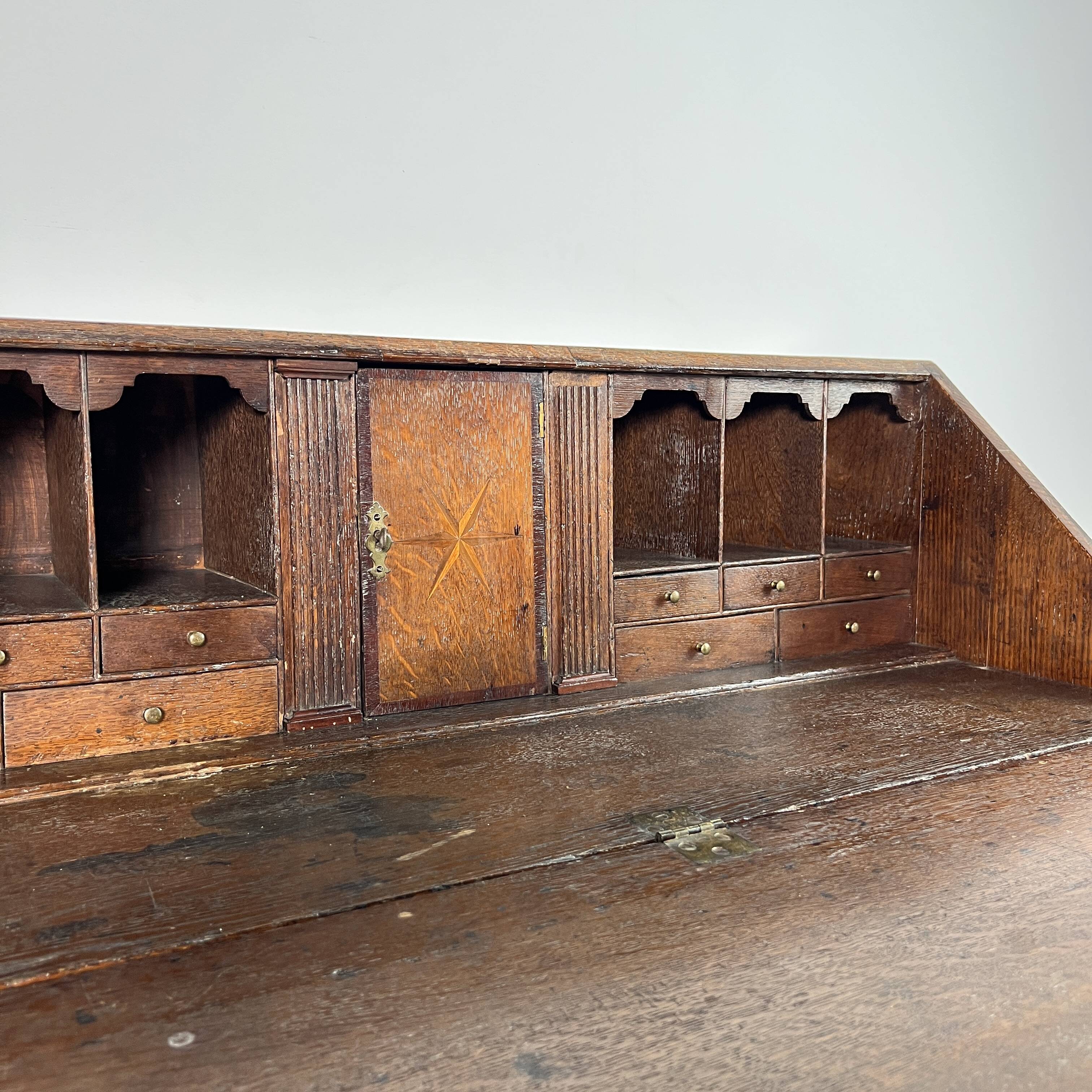 Slant-front desk, chest of drawers, English George III writing desk in oak - 19th century