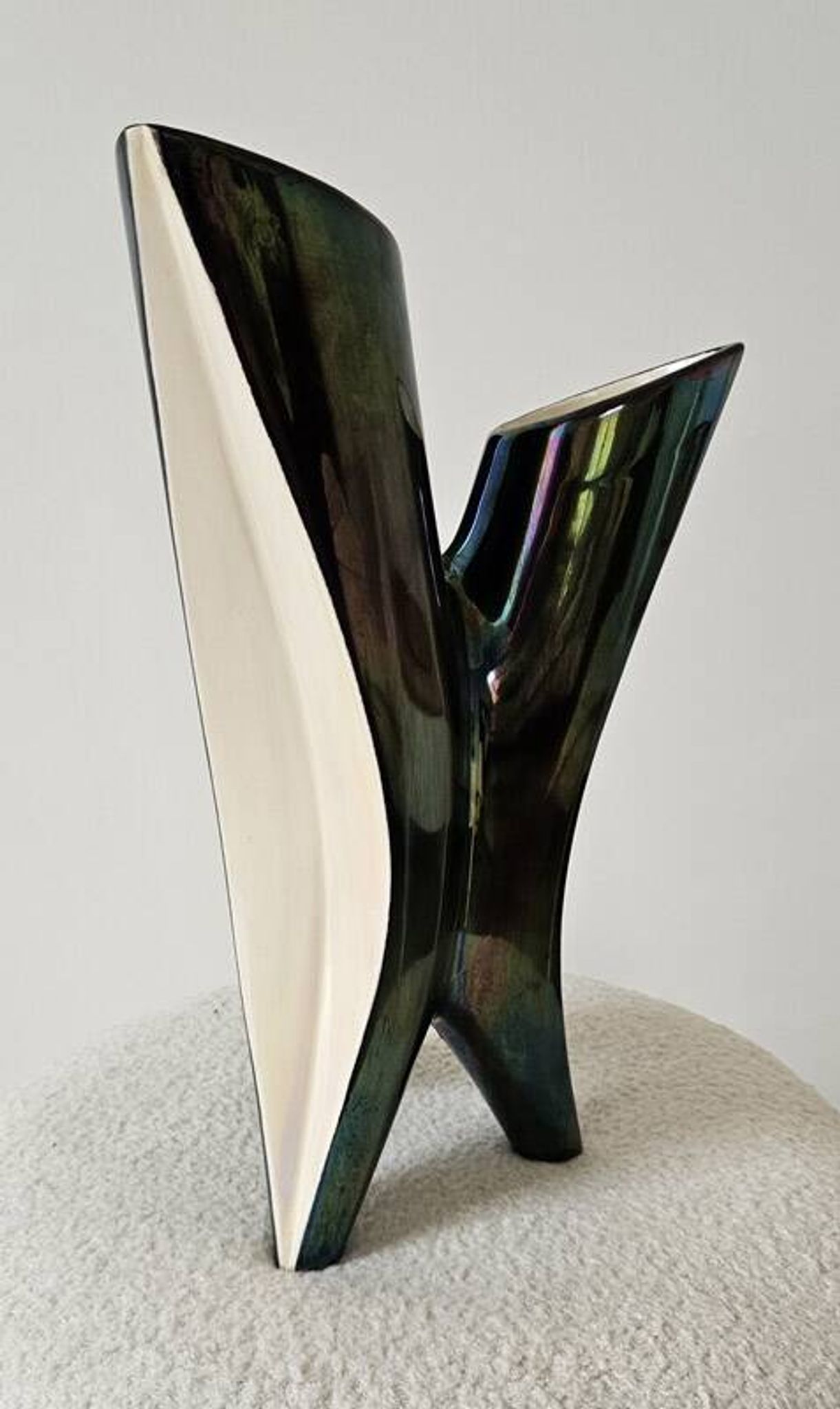 Vase sculptural tripode Verceram – Céramique émaillée irisée – Années 50–60