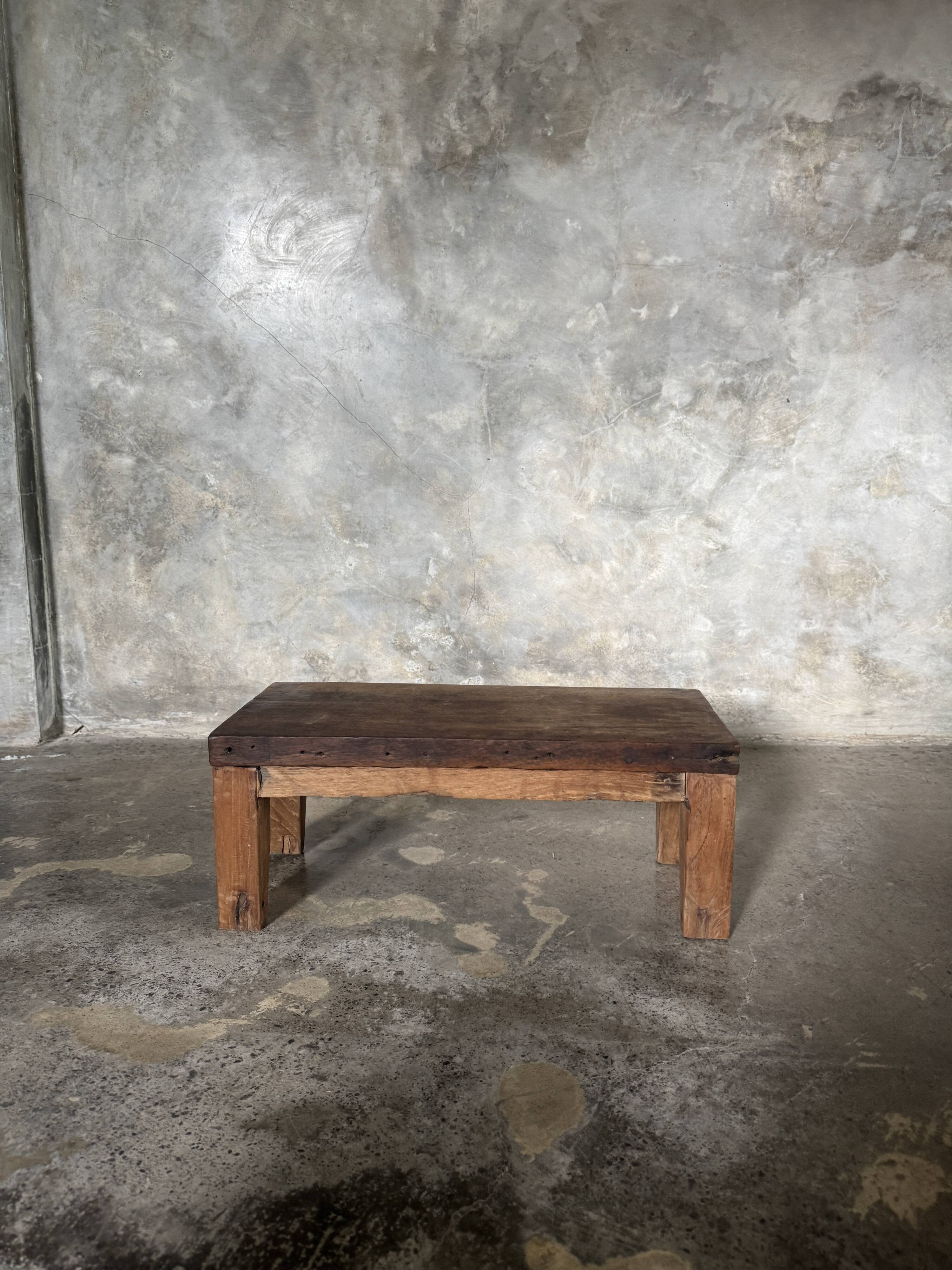 Petit banc en teck ancien rectangulaire quadripode d'Indonésie H20 L45