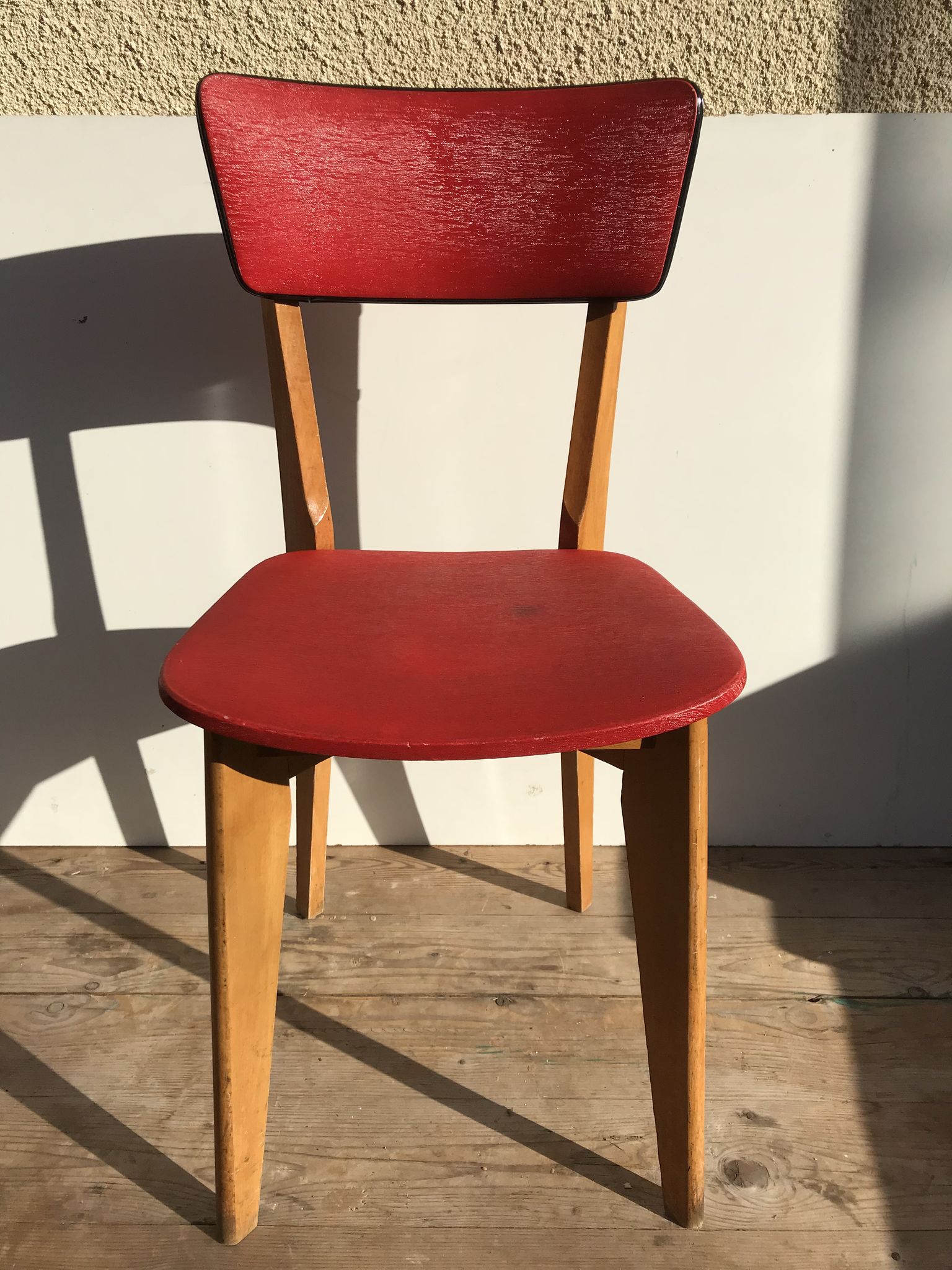 Ancienne chaise scandinave bois & vinyle rouge années 60 vintage