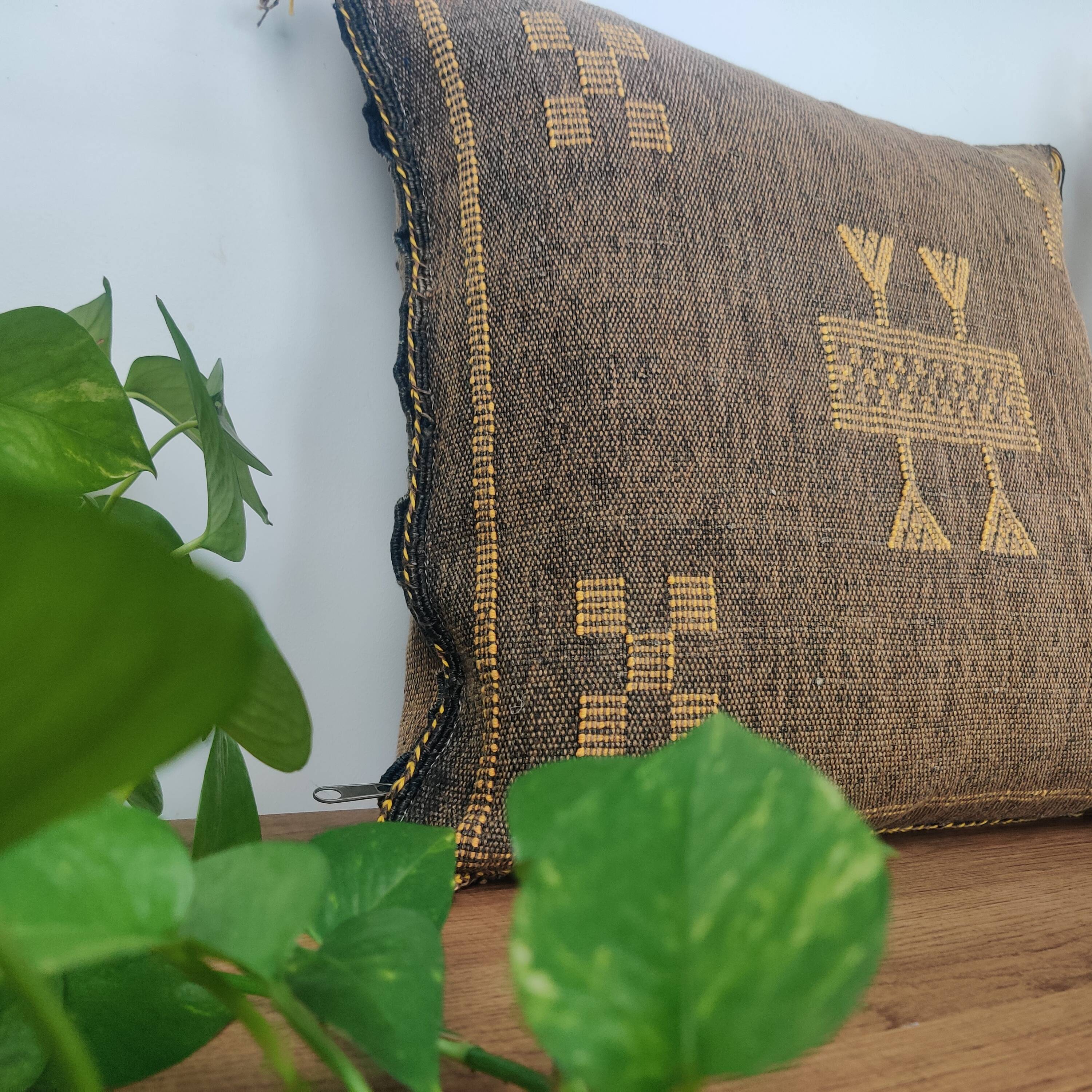 Coussin berbère en soie de cactus marron
