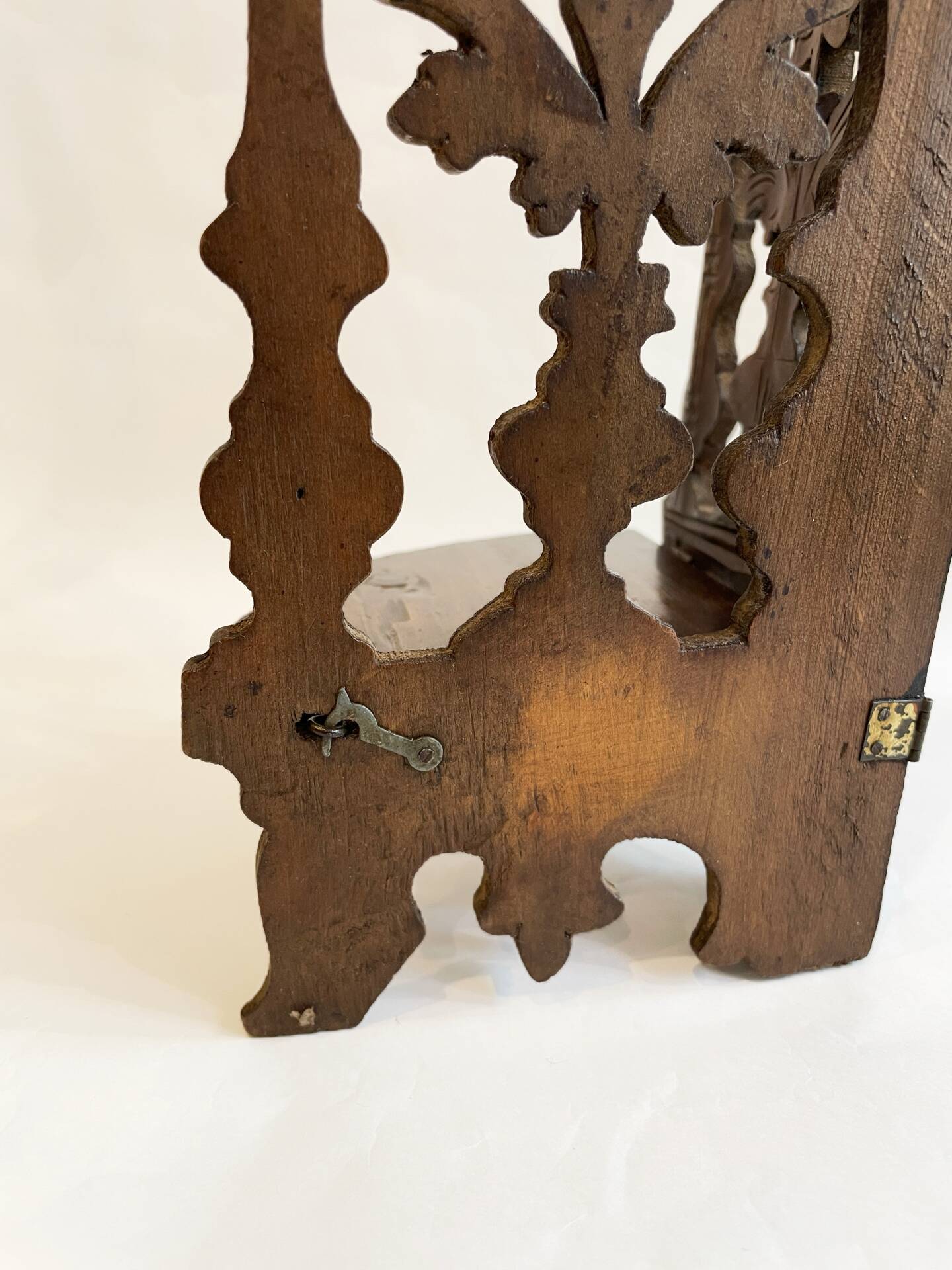 Petite étagère d’angle en bois sculpté
