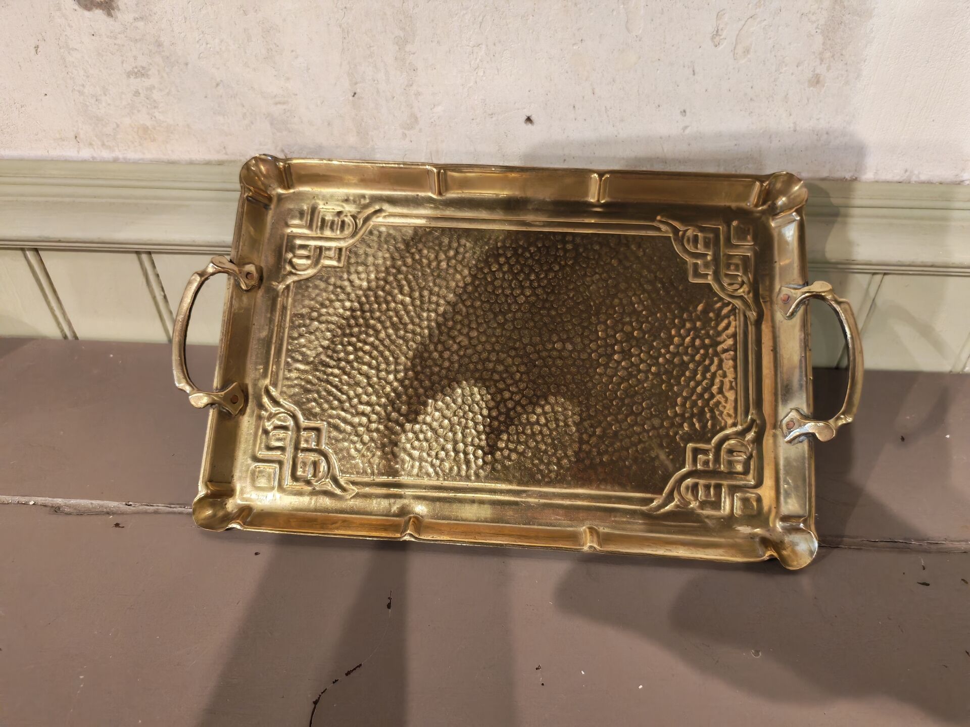 Plateau art nouveau en laiton martelé