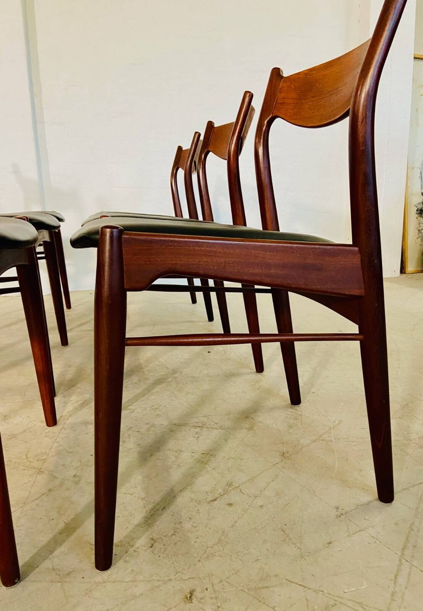Danish vintage Arne Wahl Iversen teak and leather dining chairs model 26 - 1960s