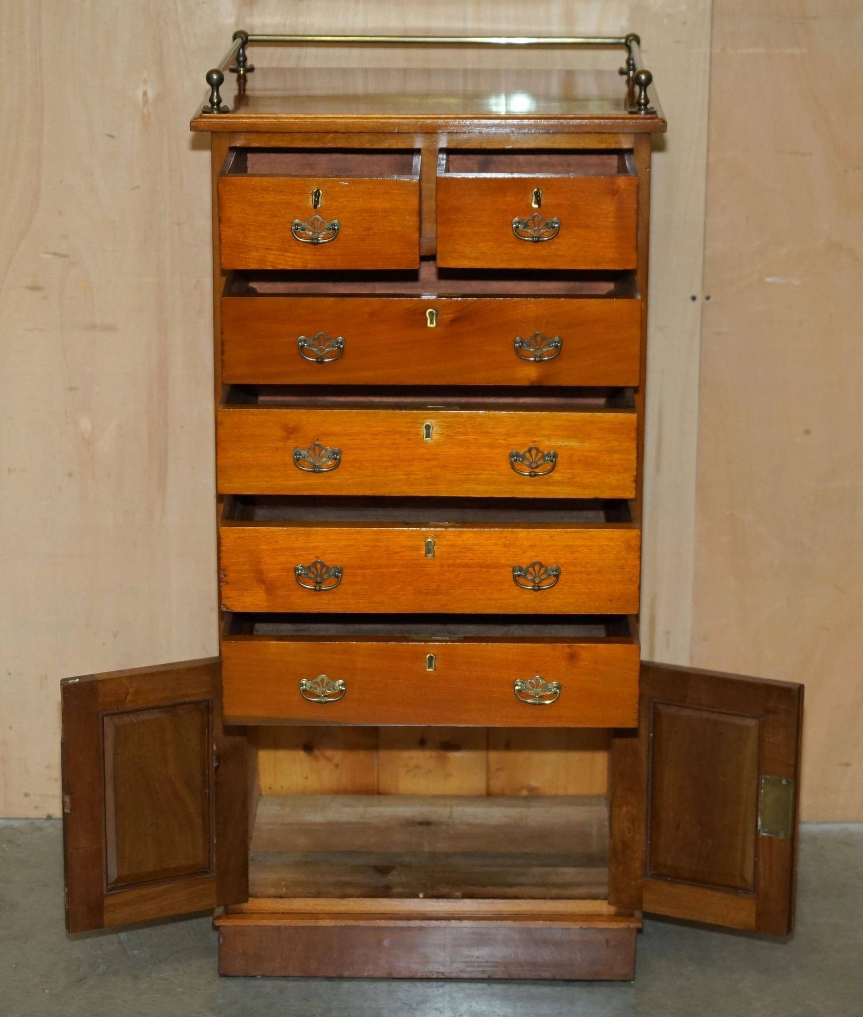 Commode haute victorienne en noyer avec galerie bronzée