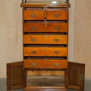 Commode haute victorienne en noyer avec galerie bronzée