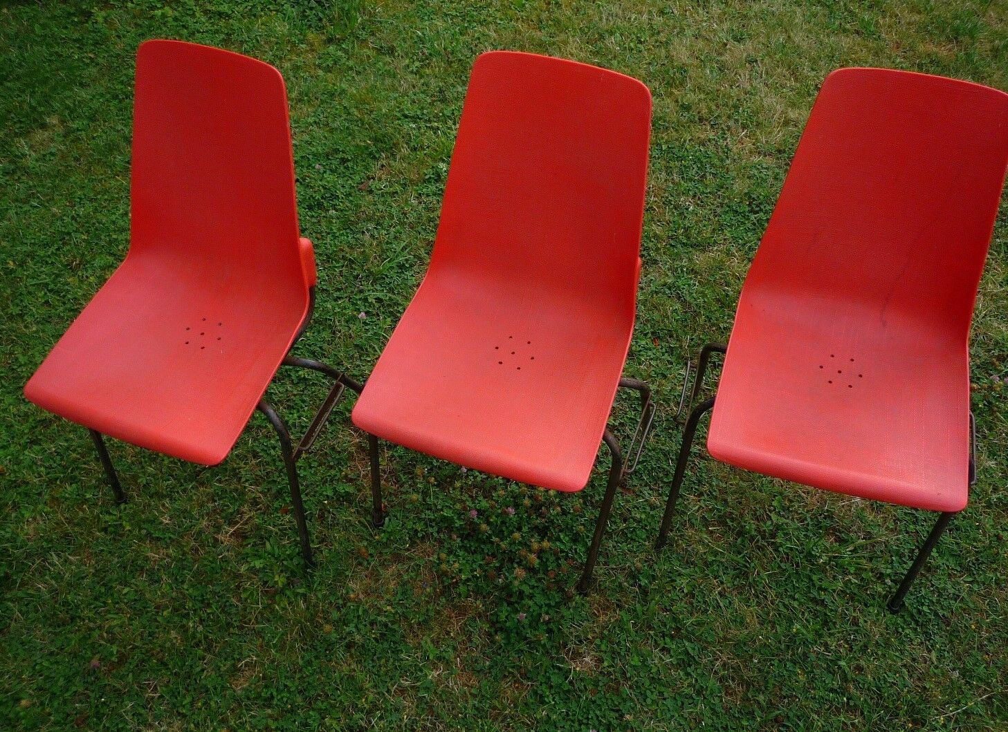 Lot de 3 chaises coque monobloc rouge "salle des fêtes" vintage 1970s