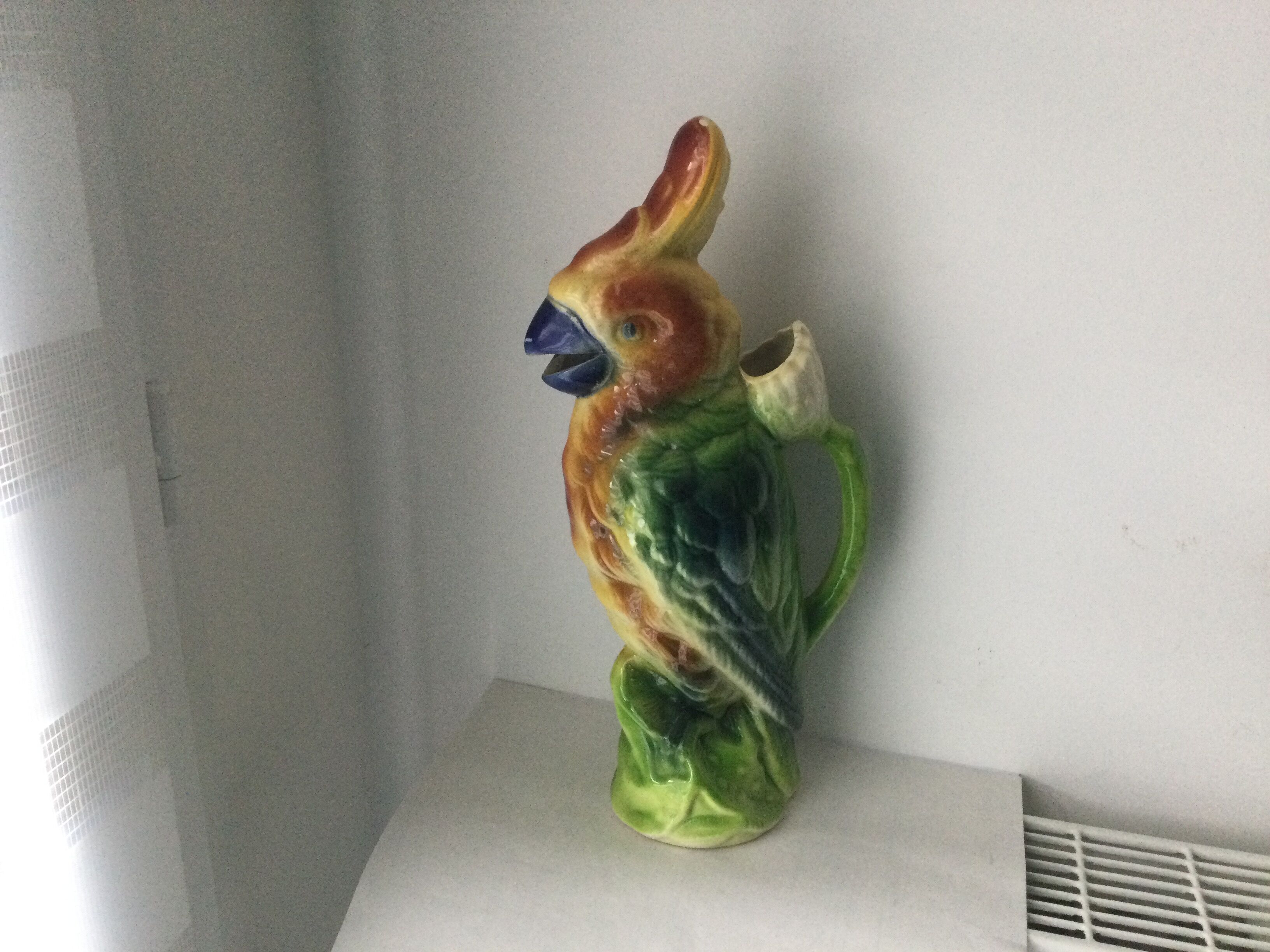 Parrot pitcher in Slip
