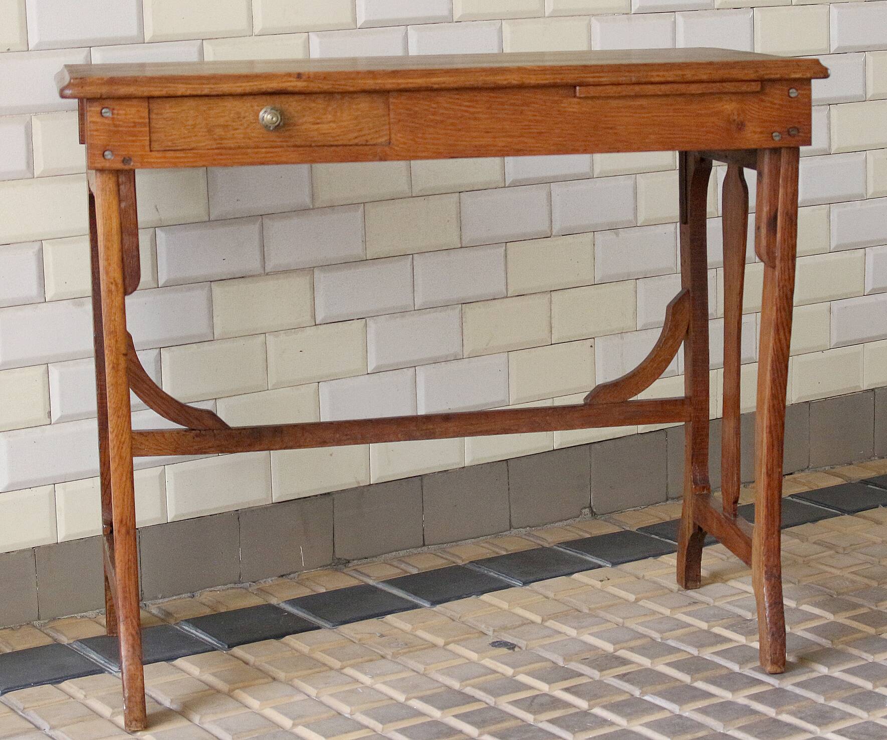 Exceptional: 19th century oak serving trolley, comes from the Senate