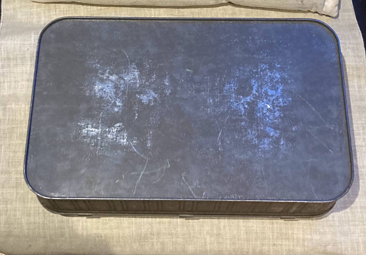 Cake tin from the early 20th century with embossed designs
