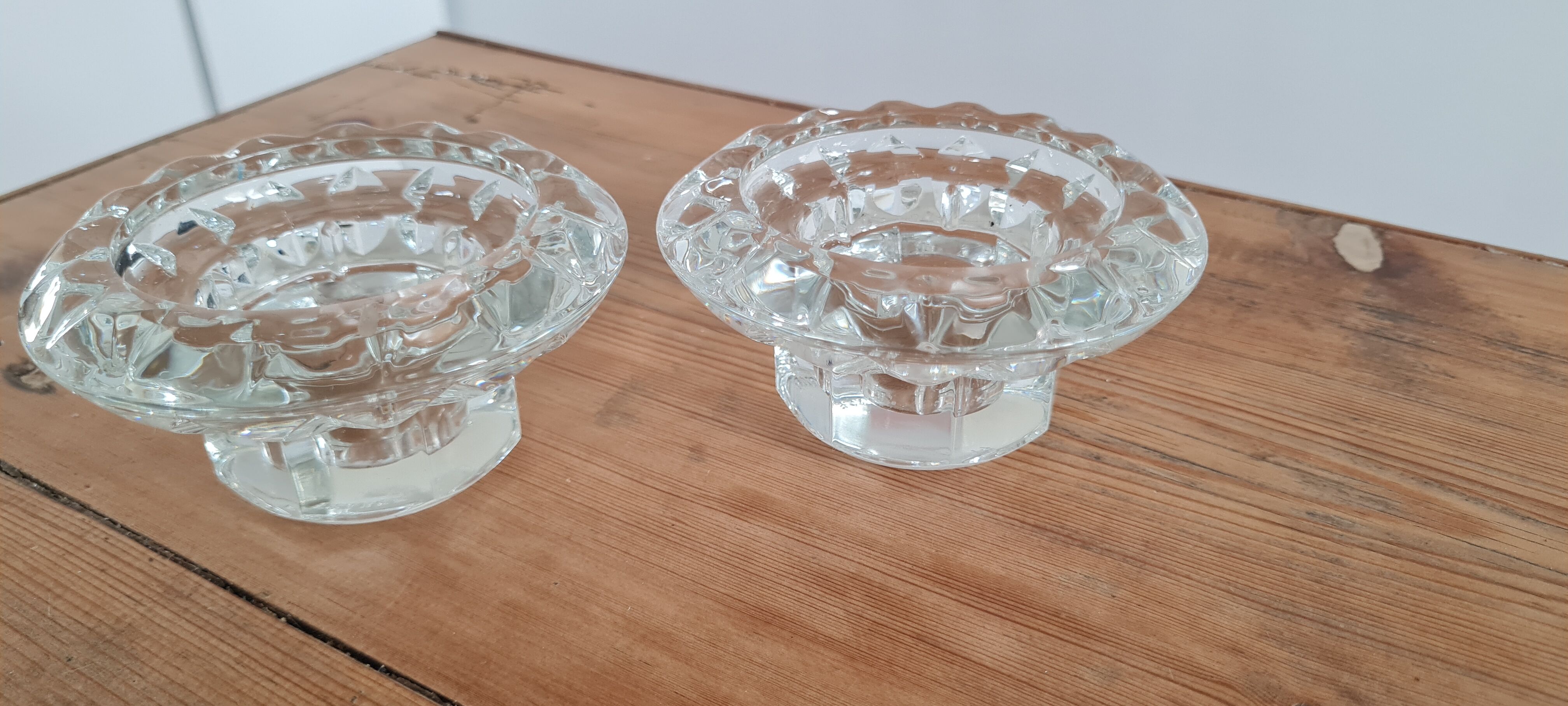 Paire de bougeoirs en verre