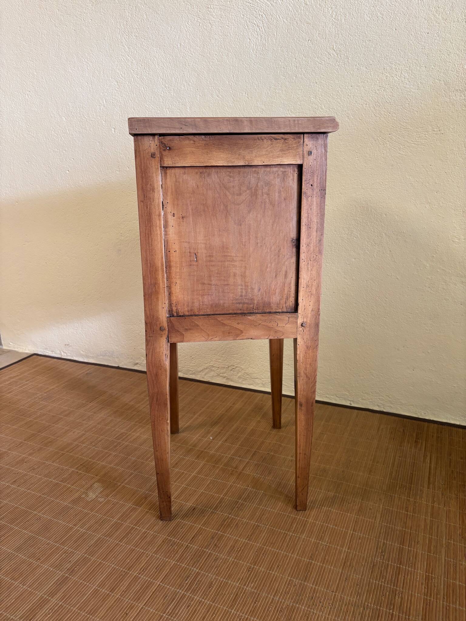 Table de chevet en bois brut rénovée