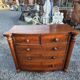 Commode galbée ancienne en acajou