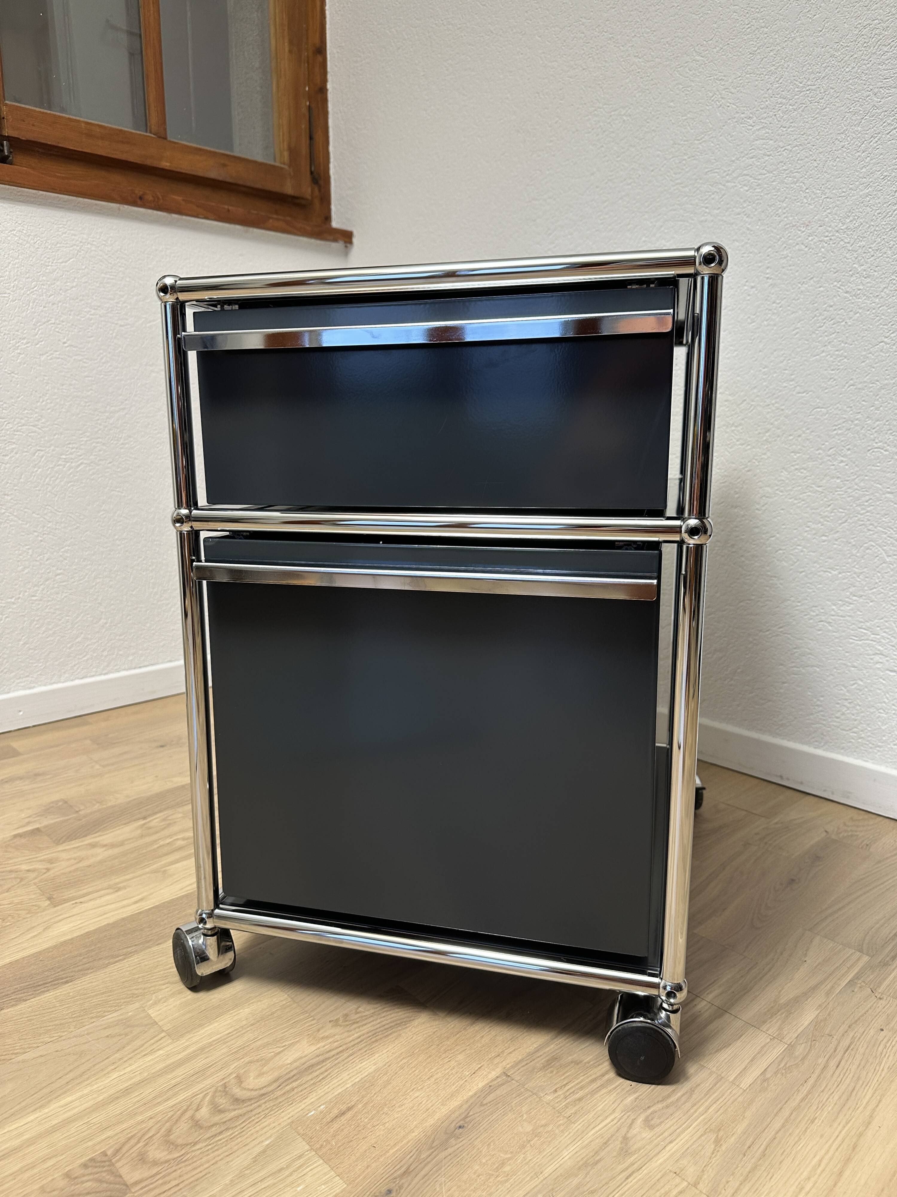 USM Haller wheeled cabinet in Anthracite Grey