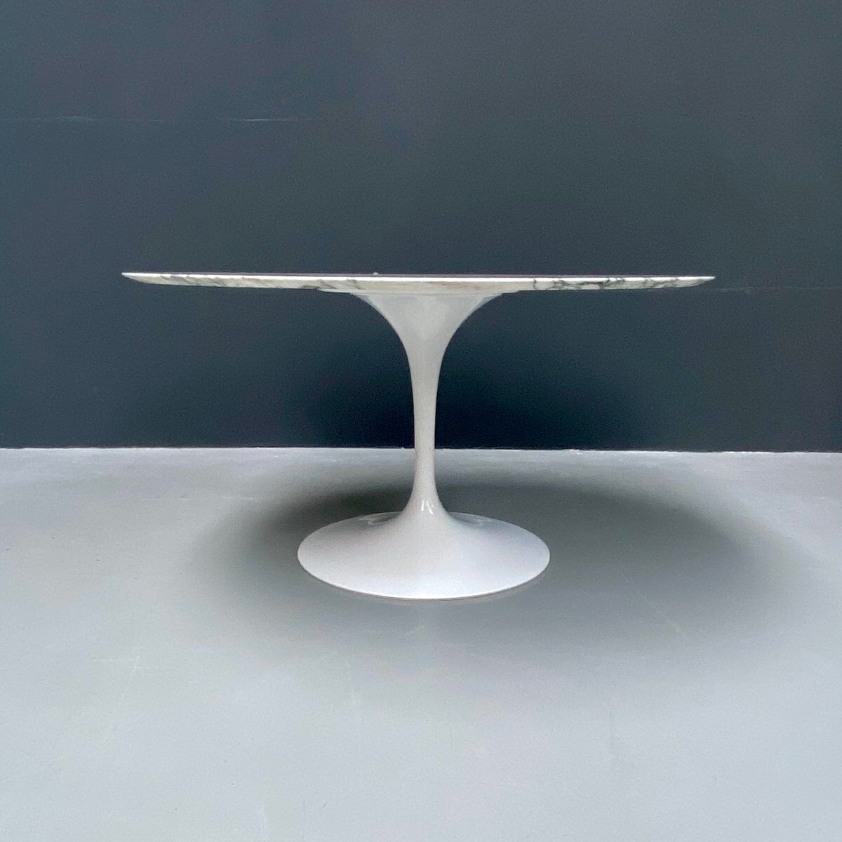 Aresbescato marble dining table by Eero Saarinen for Knoll