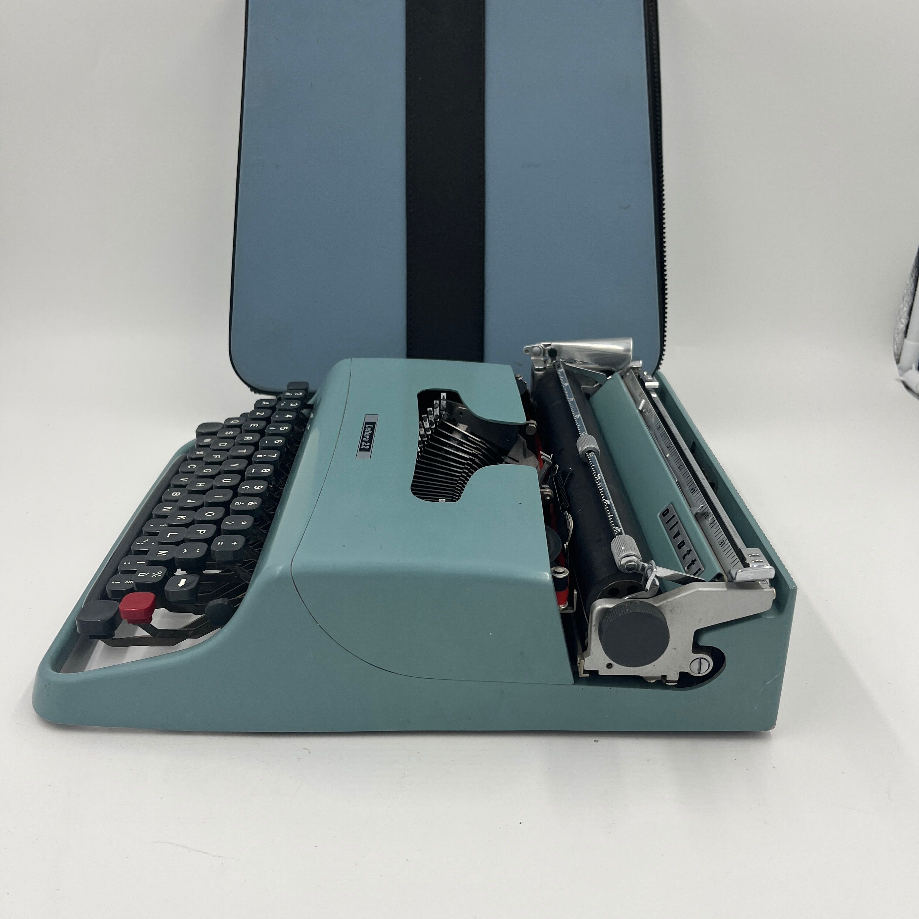 Olivetti Lettera 22 Blue typewriter