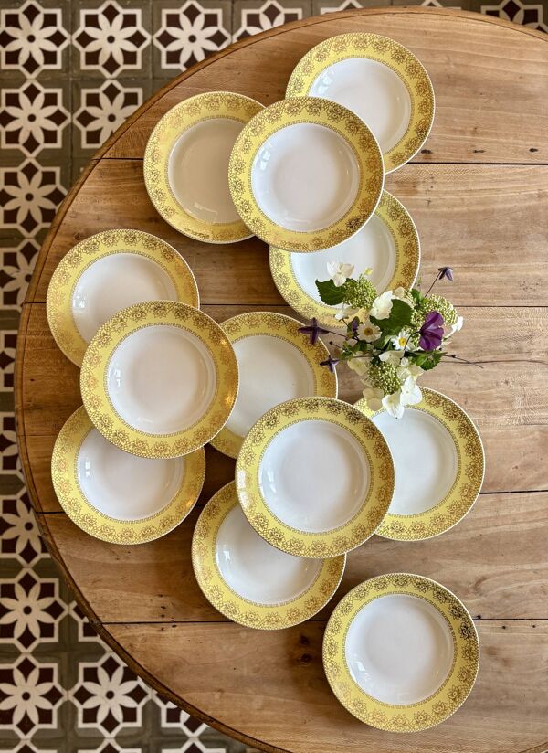 Lot de 12 assiettes creuses vintage jaunes, blanches et dorées