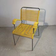 Fauteuil scoubidou jaune à structure tubulaire chromée