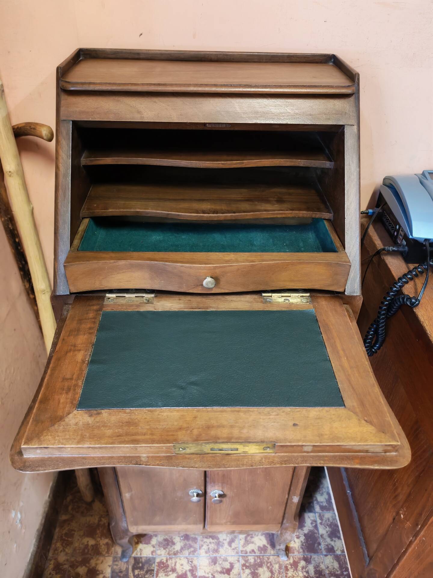 Set consisting of a small scriban desk and its antique chair.