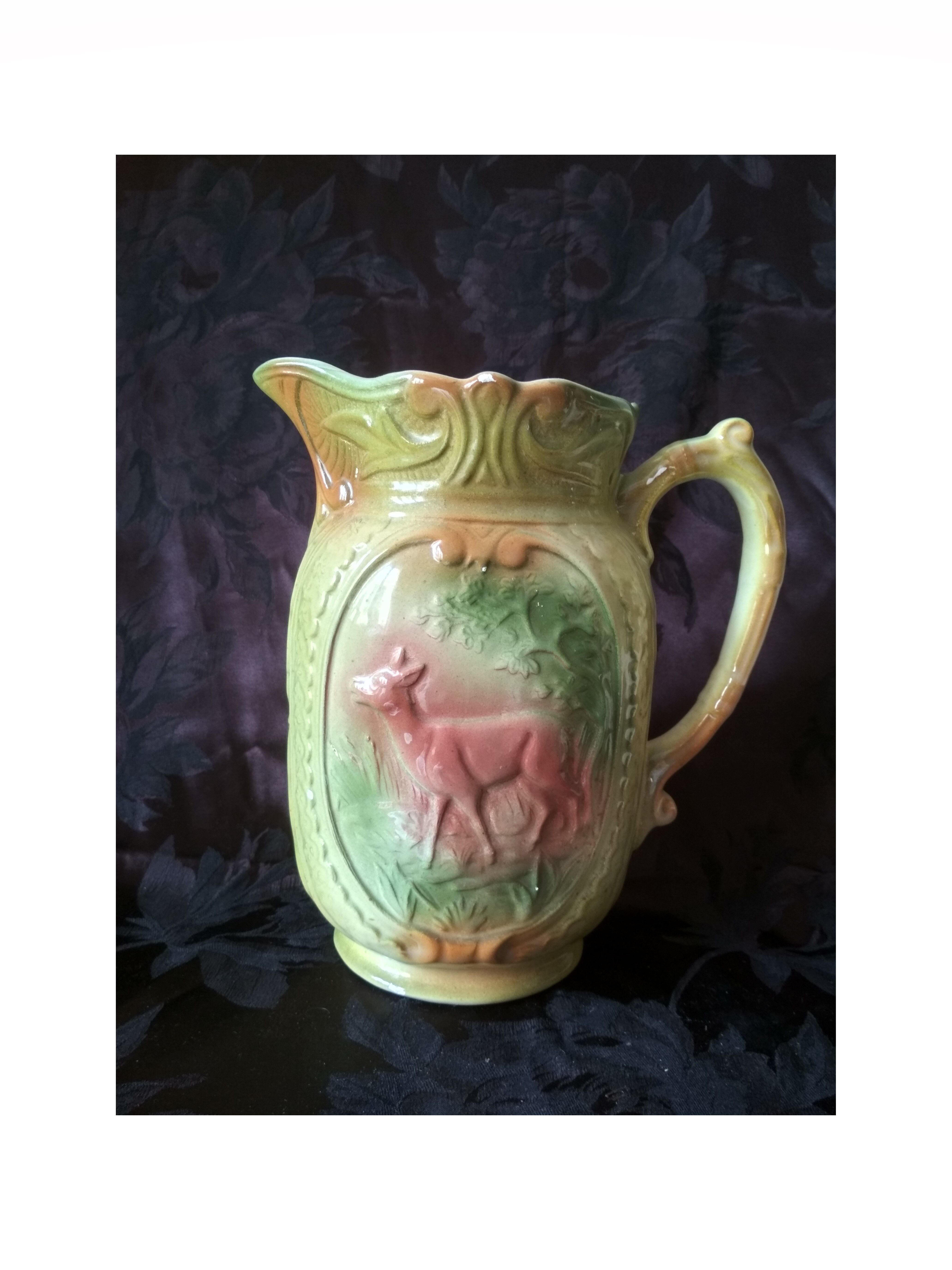 Pichet, barbotine à décor de biche et cerf