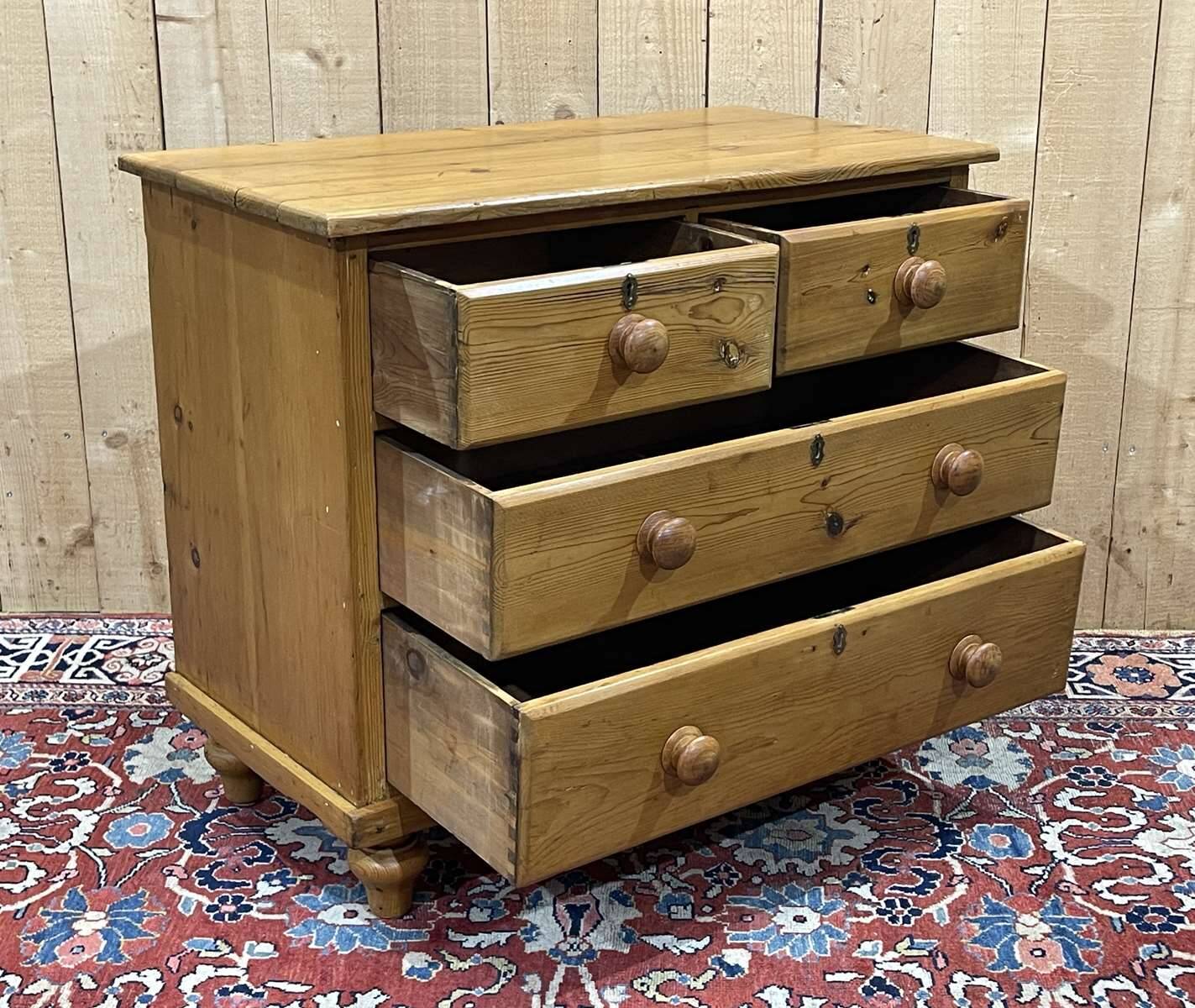 English chest of drawers from the end of the 19th century in fir