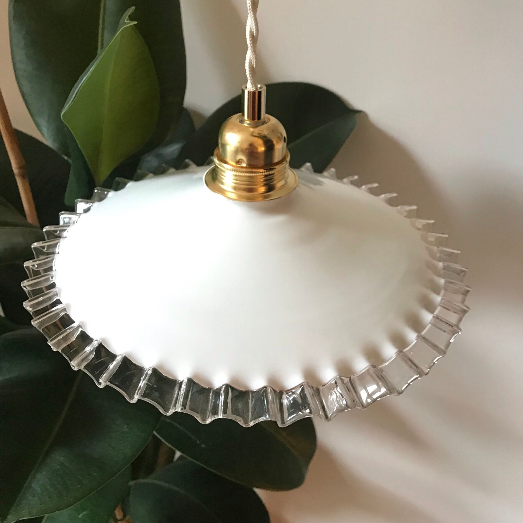 Suspension en opaline plate dentelée blanche années 50