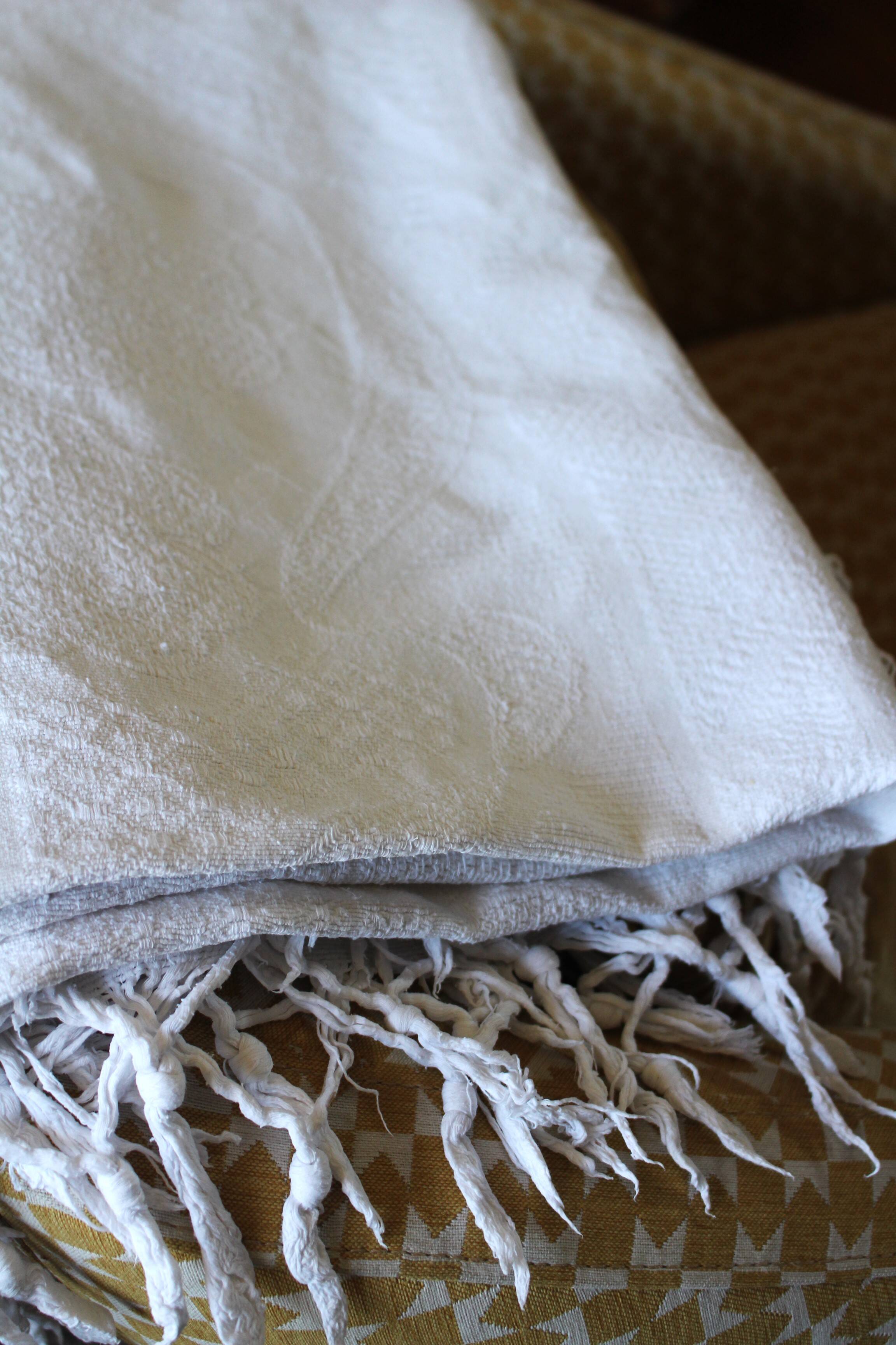 Plaid ancien blanc franges broderies ajourées