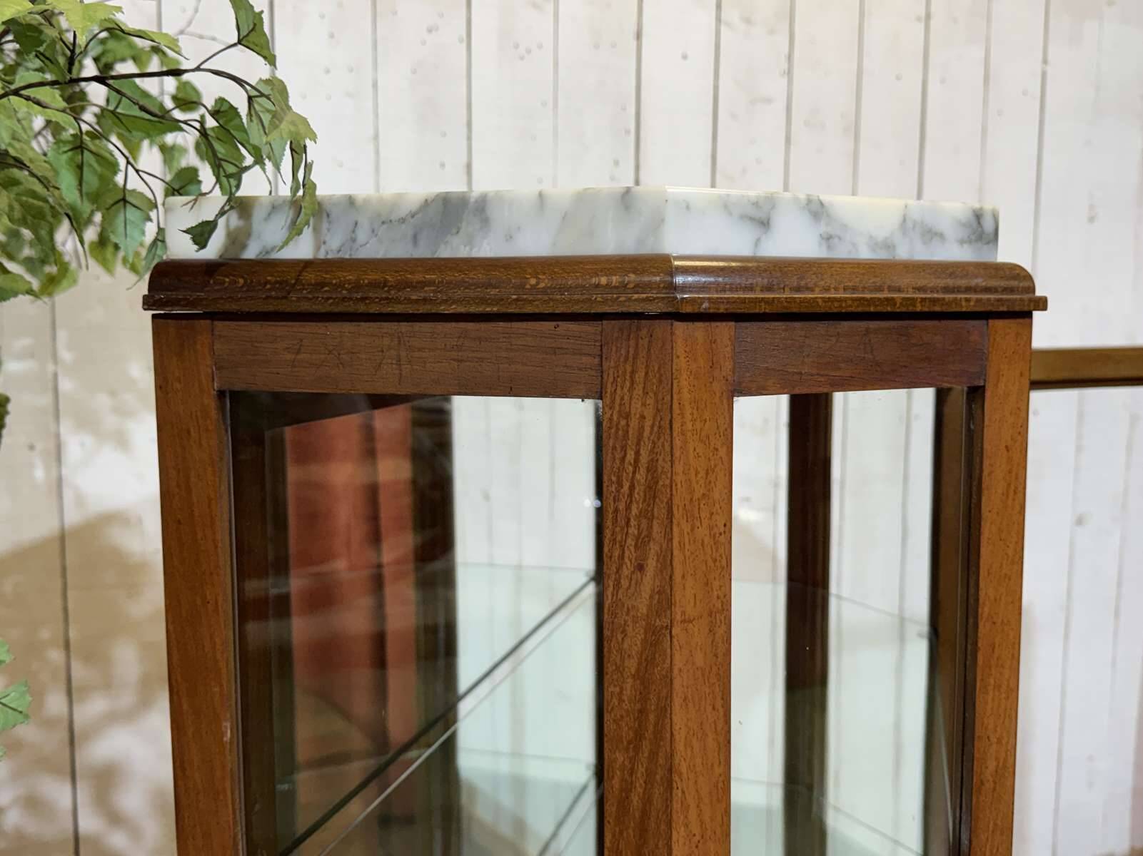 Vitrine Art déco en acajou, palissandre et dessus marbre blanc